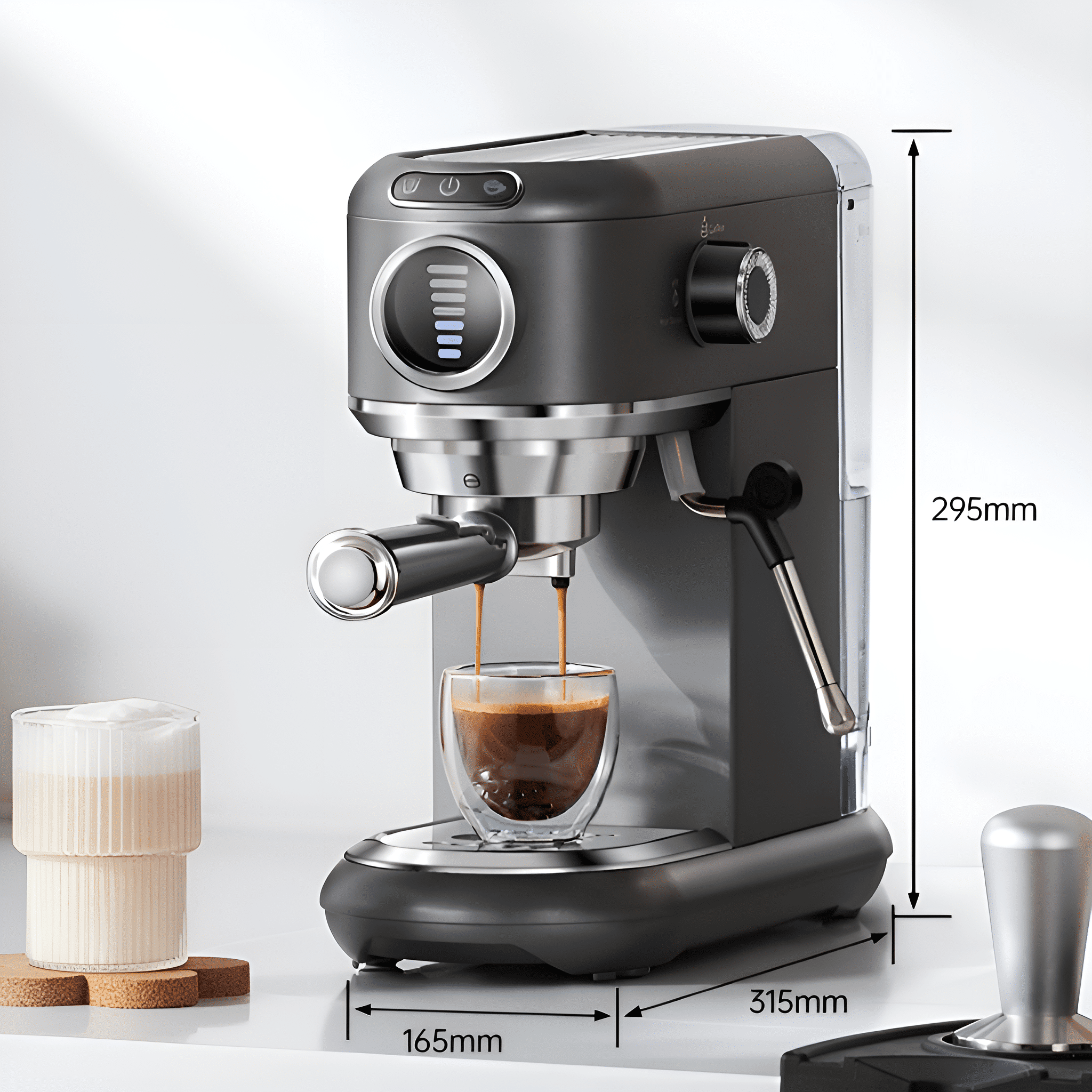 Schwarze und silberne Espressomaschine, die Kaffee in ein Glas brüht. Abmessungen gezeigt.