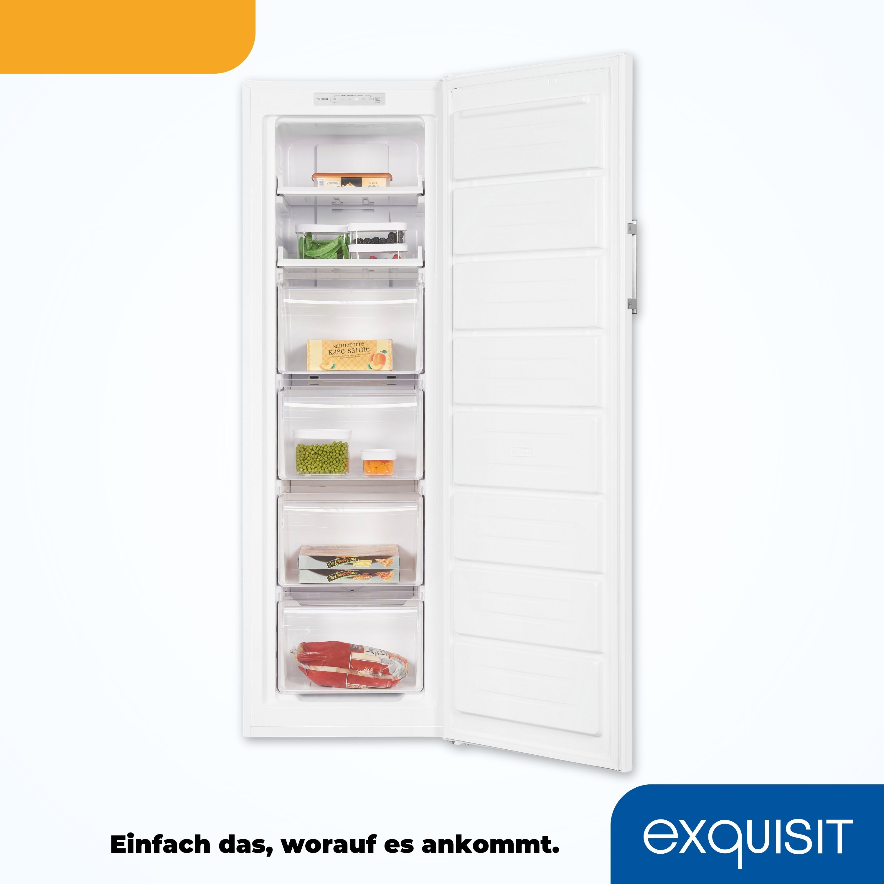 Ein weißer Kühlschrank mit offener Tür, die Lebensmittel in Schubladen zeigt, vor weißem Hintergrund.