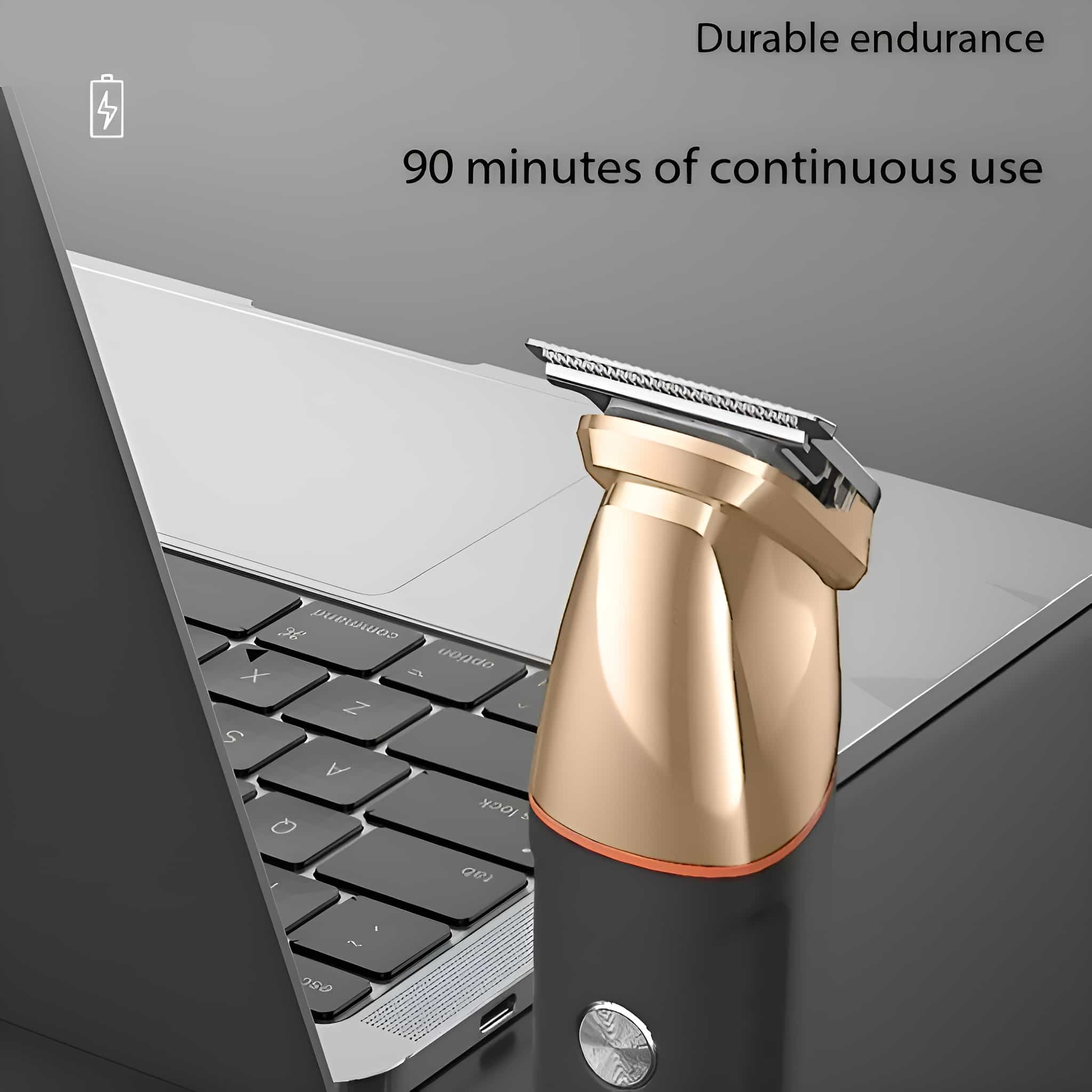 Ein goldener und schwarzer Elektrorasierer liegt auf einer Laptop-Tastatur.