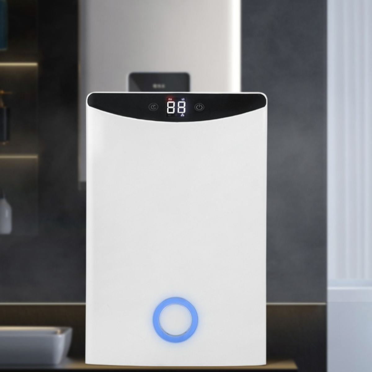 Ein weißer Warmwasserbereiter mit digitaler Anzeige. Eine schwarze Wand und ein Waschbecken im Hintergrund.