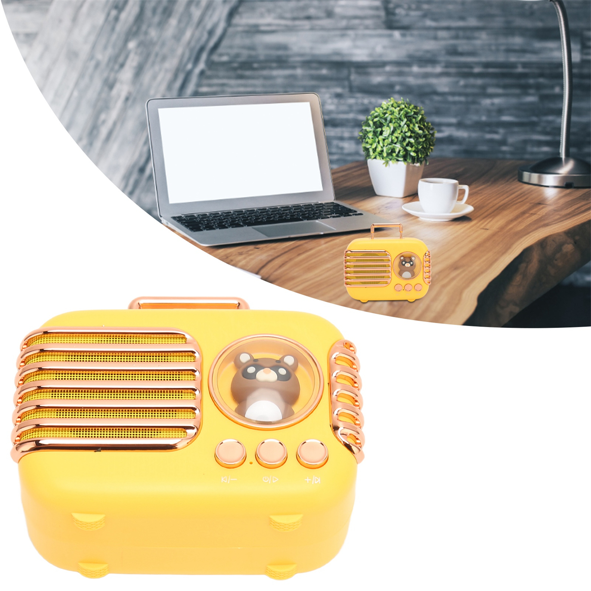 Gelber Lautsprecher im Retro-Stil mit Cartoon-Bär. Holzschreibtisch im Hintergrund.