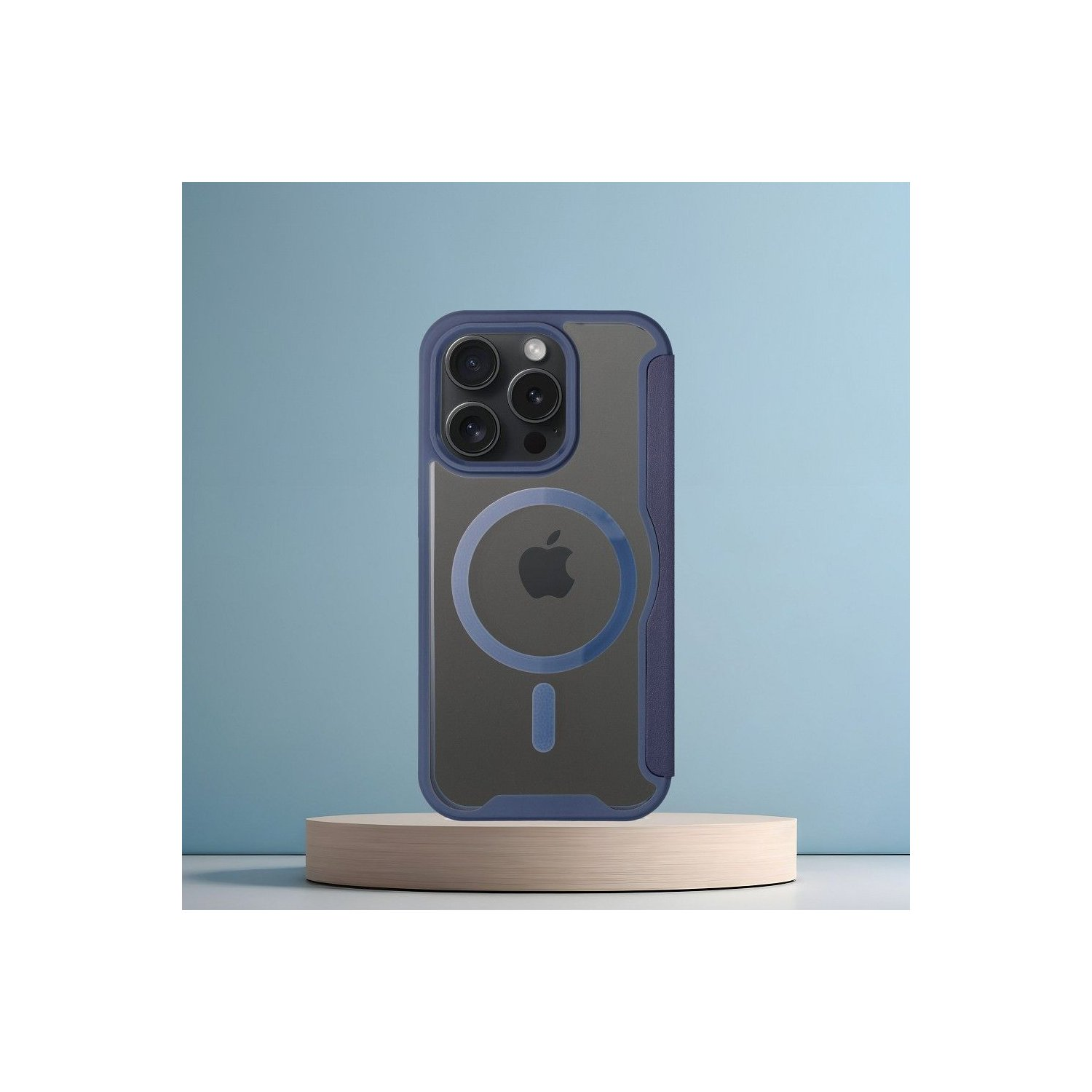 Una custodia per telefono su un supporto di legno. La custodia è blu scuro e ha lenti della fotocamera.