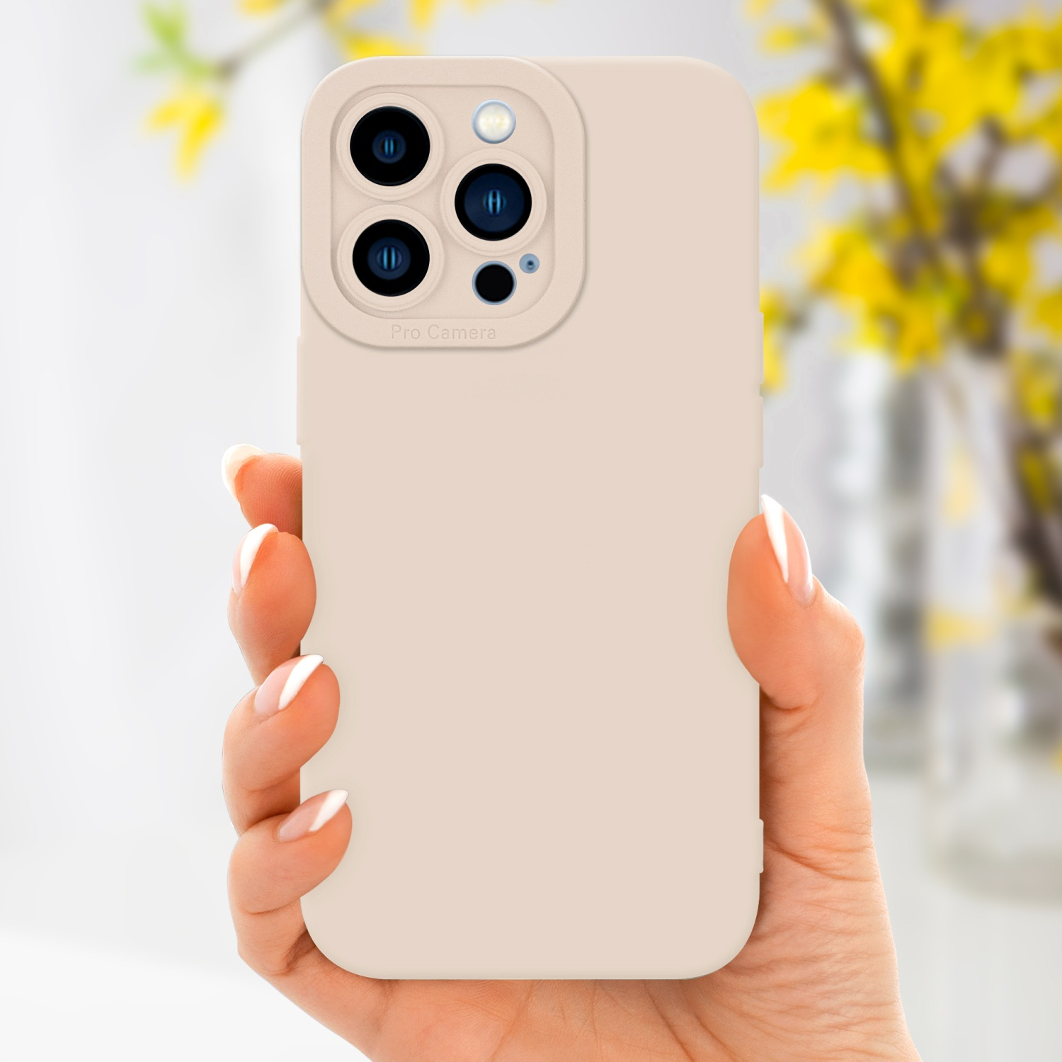 Una mano che tiene una custodia beige con lenti della fotocamera.