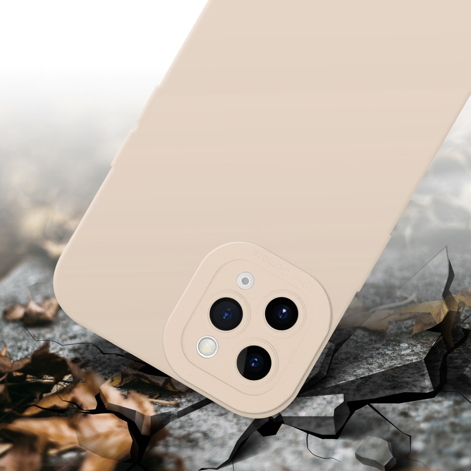 Custodia beige con rilievo della fotocamera, su una superficie incrinata. Messa a fuoco sull'area della fotocamera.