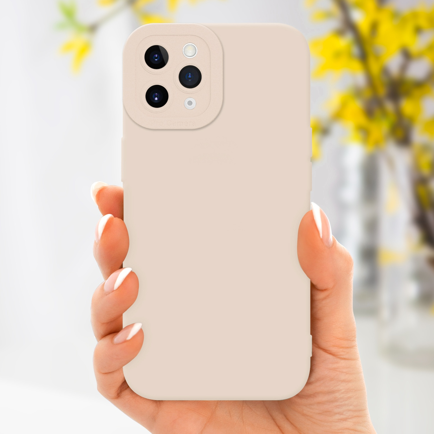 Mano di donna che tiene una custodia per telefono beige chiaro con fori per la fotocamera.