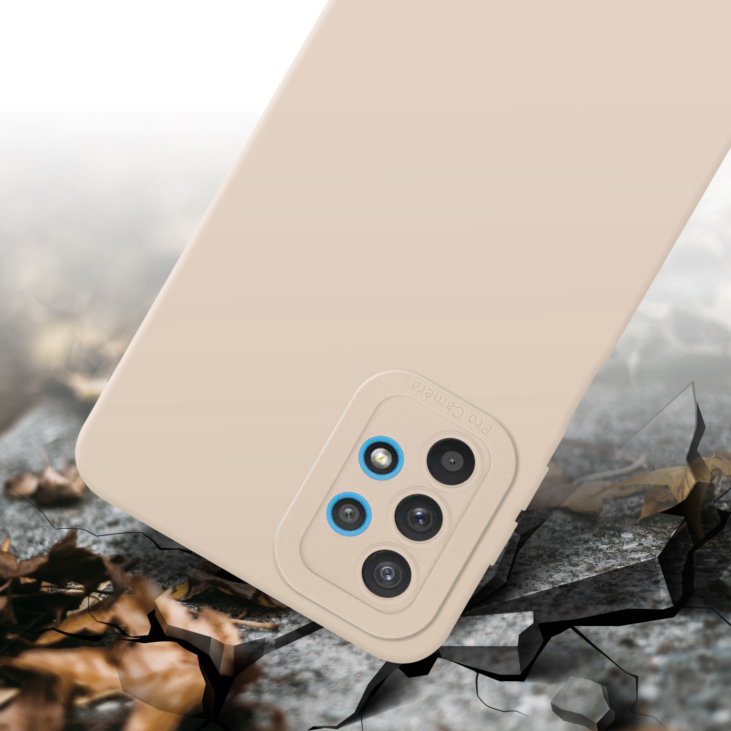 Coque de téléphone beige avec module caméra. La coque est sur une surface fissurée.