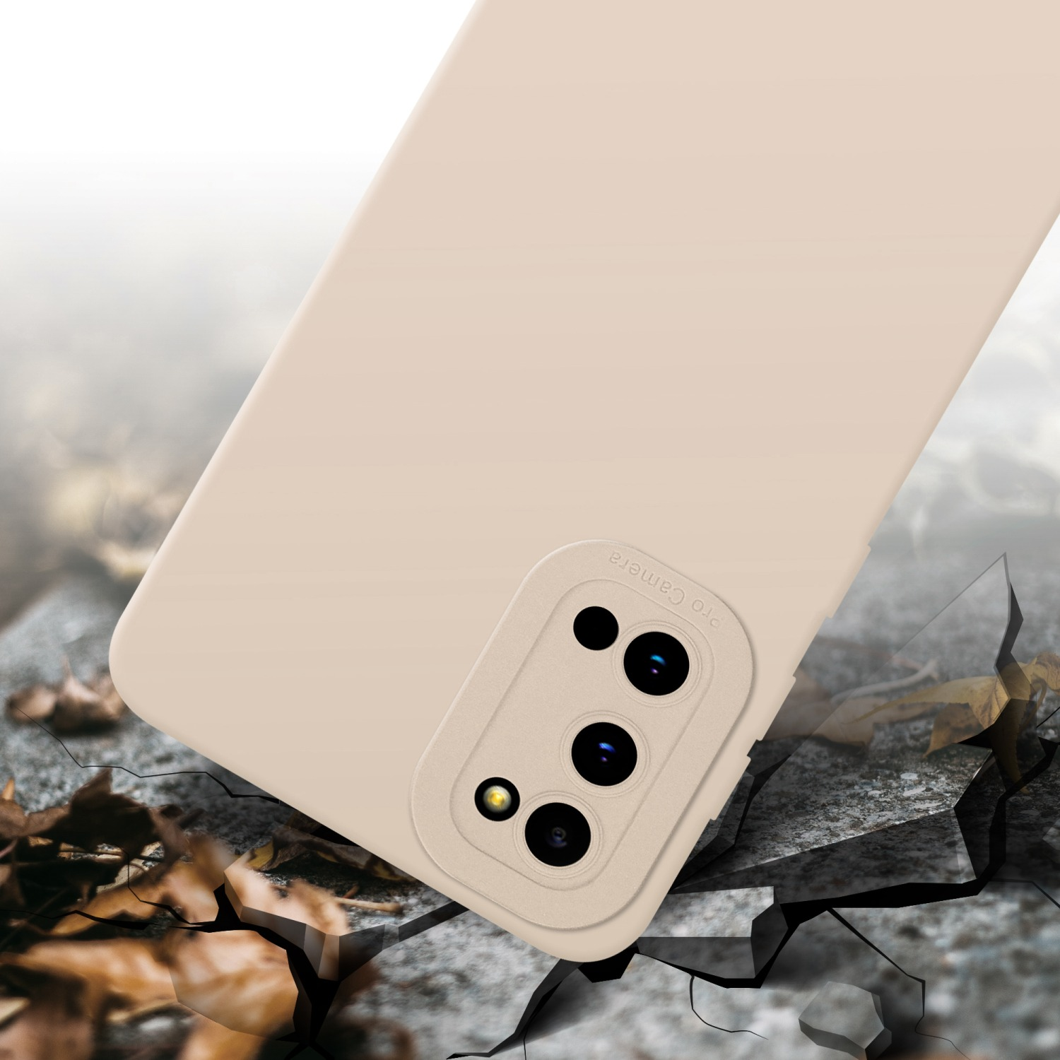 Custodia beige con fotocamera, che cade su una superficie incrinata.