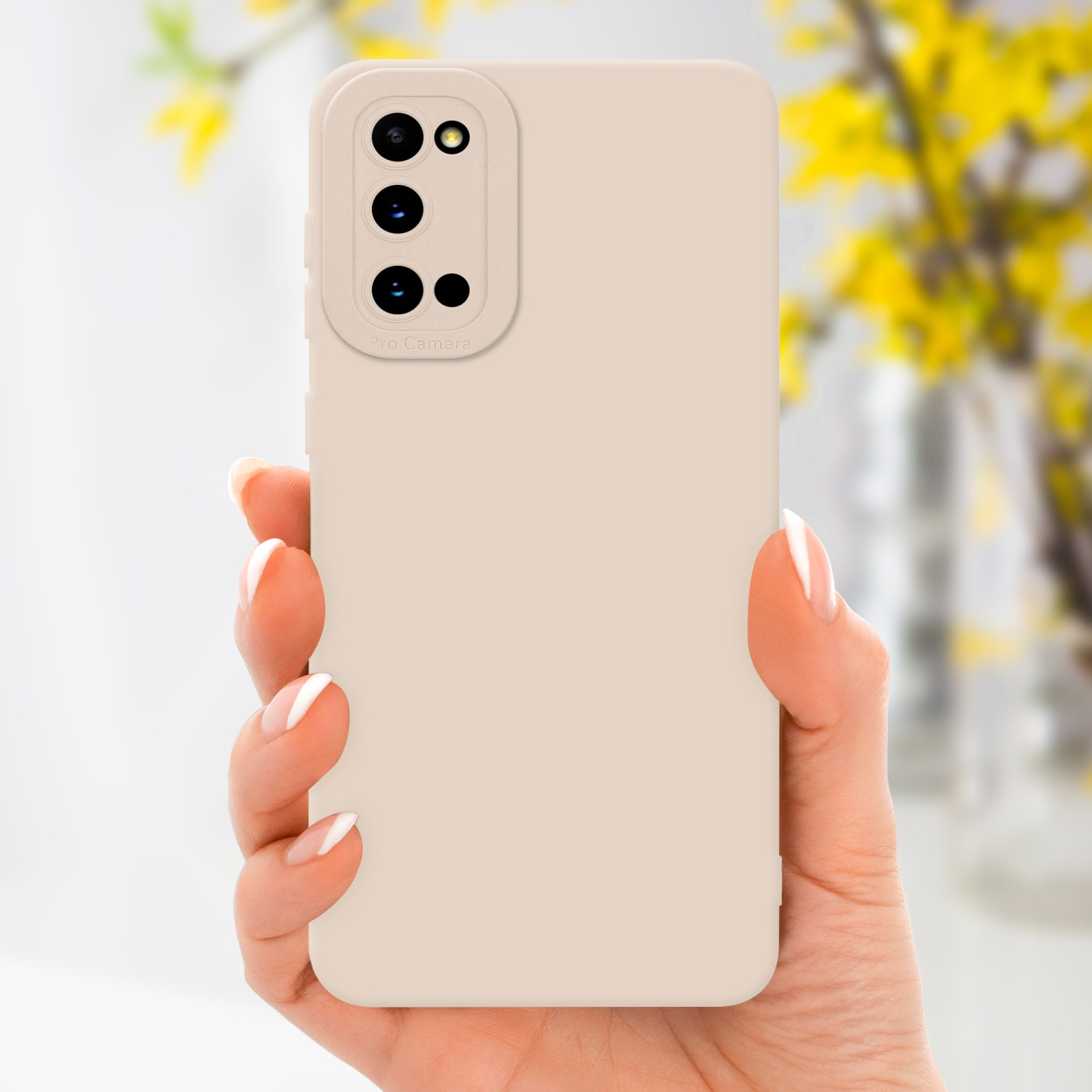 Donna che tiene una custodia per telefono. La custodia è beige, con tre fori per la fotocamera. Fiori gialli.