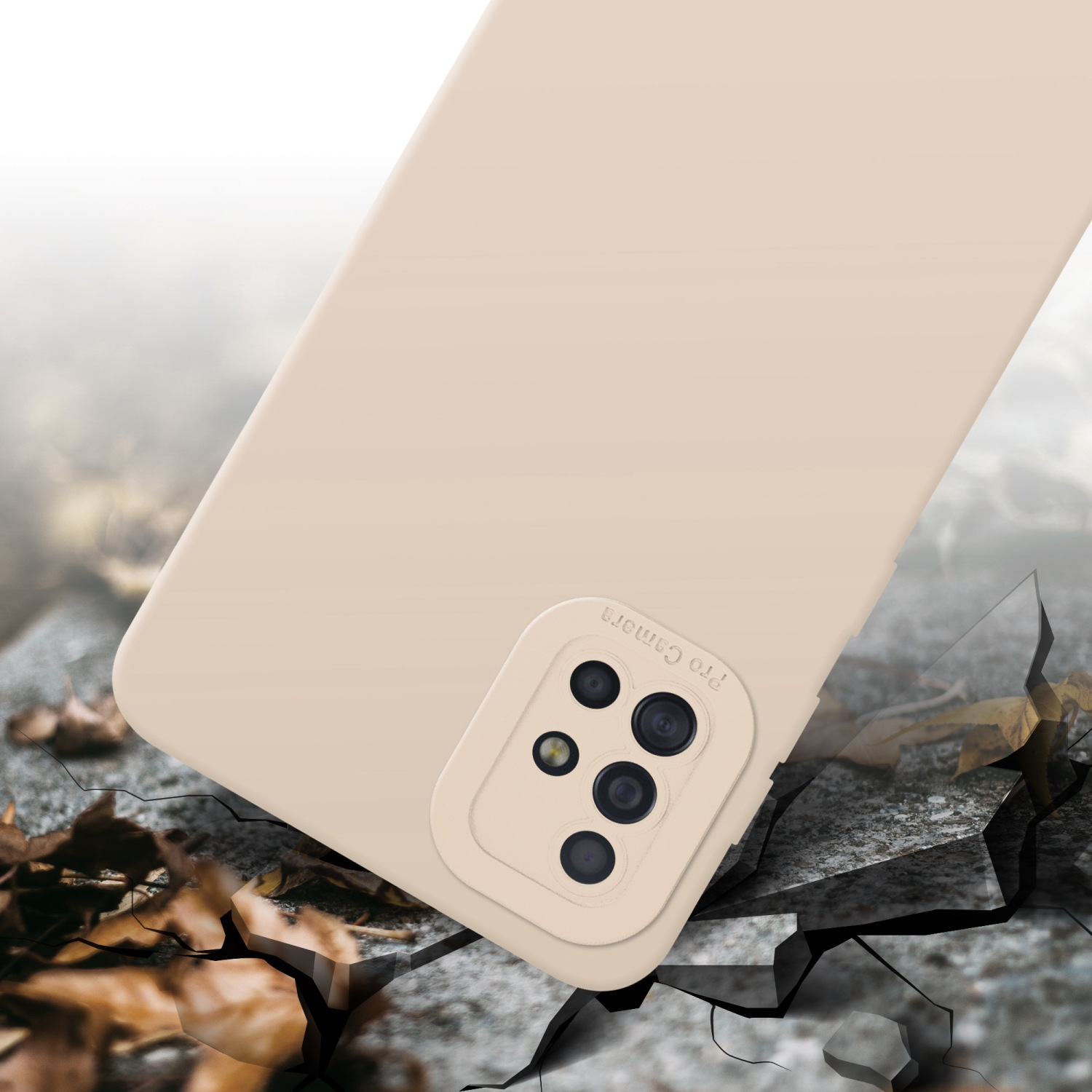 Coque de téléphone beige avec module caméra posée sur une surface fissurée, simulant un test de chute.