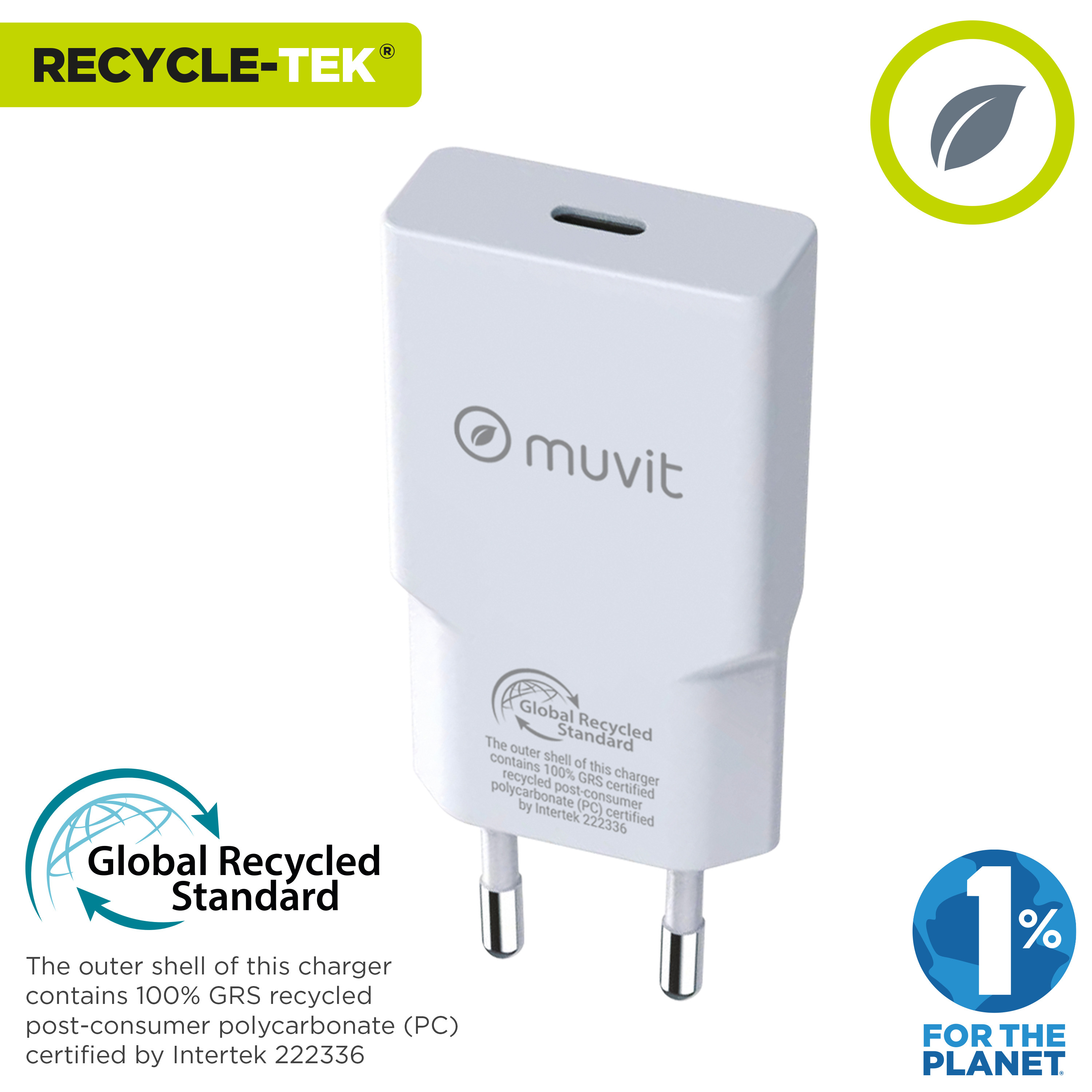 Cargador de pared blanco con clavijas. Logotipos Recycle-Tek y Global Recycled Standard.