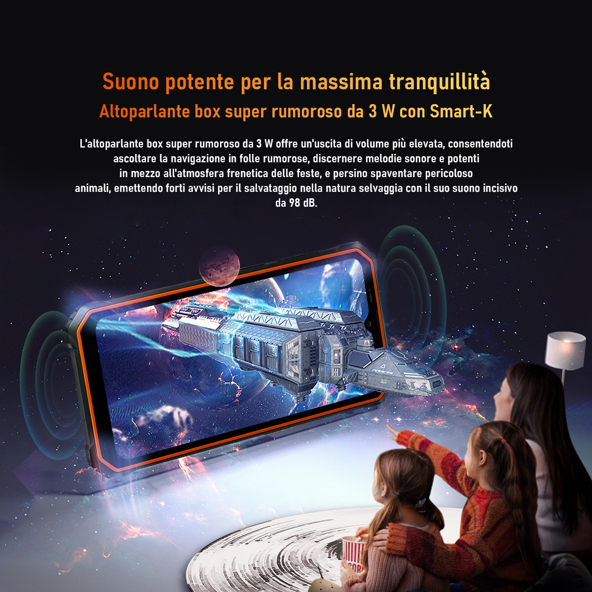 Famiglia che guarda una grafica di astronave su un telefono, con testo su suono e funzioni.