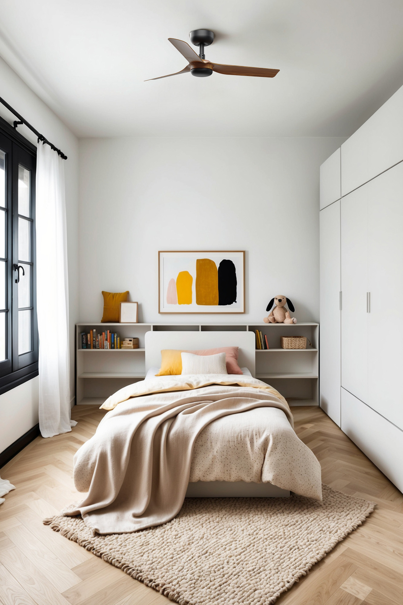 Camera da letto luminosa con letto, arte e ventilatore. Toni neutri, pavimento in legno e pareti bianche.