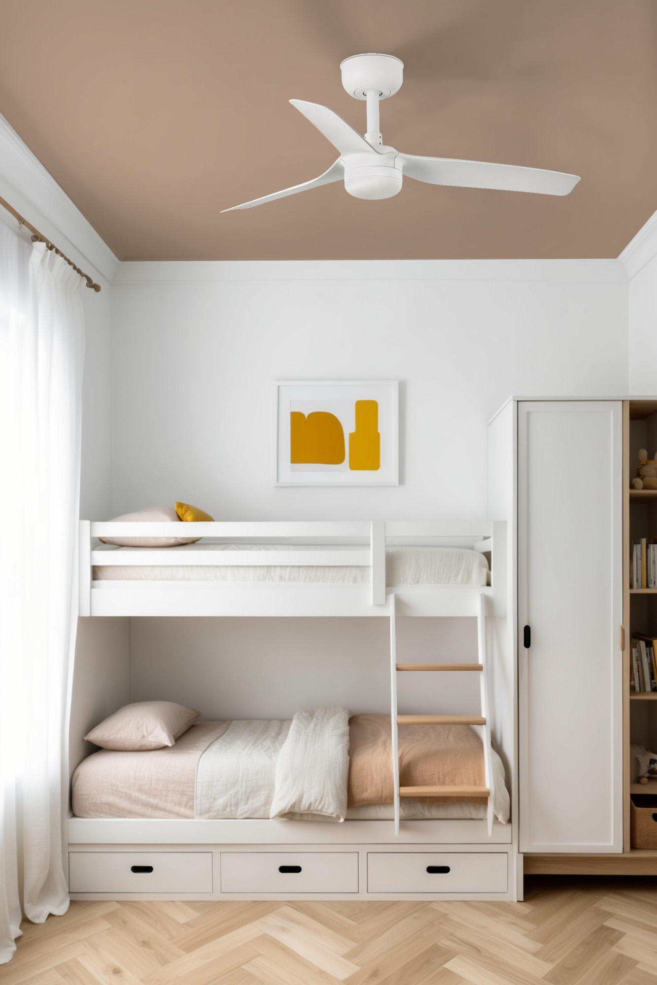 Ein Kinderzimmer mit Etagenbetten, einem weißen Deckenventilator und Kunstwerken.
