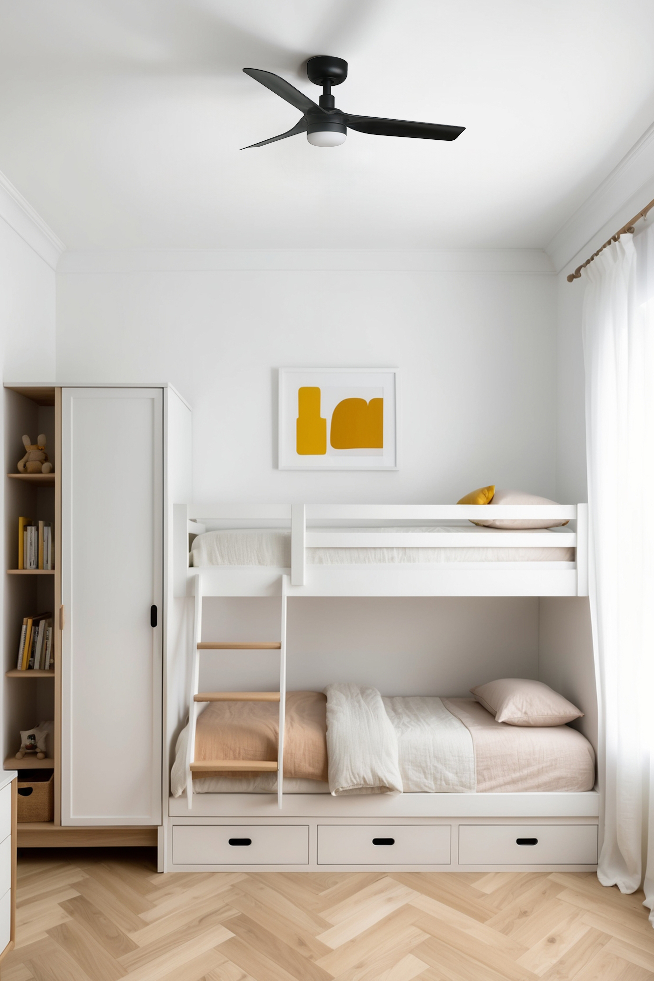 Kinderzimmer mit Etagenbett, Kleiderschrank und Deckenventilator. Helle Holz- und Weißtöne.
