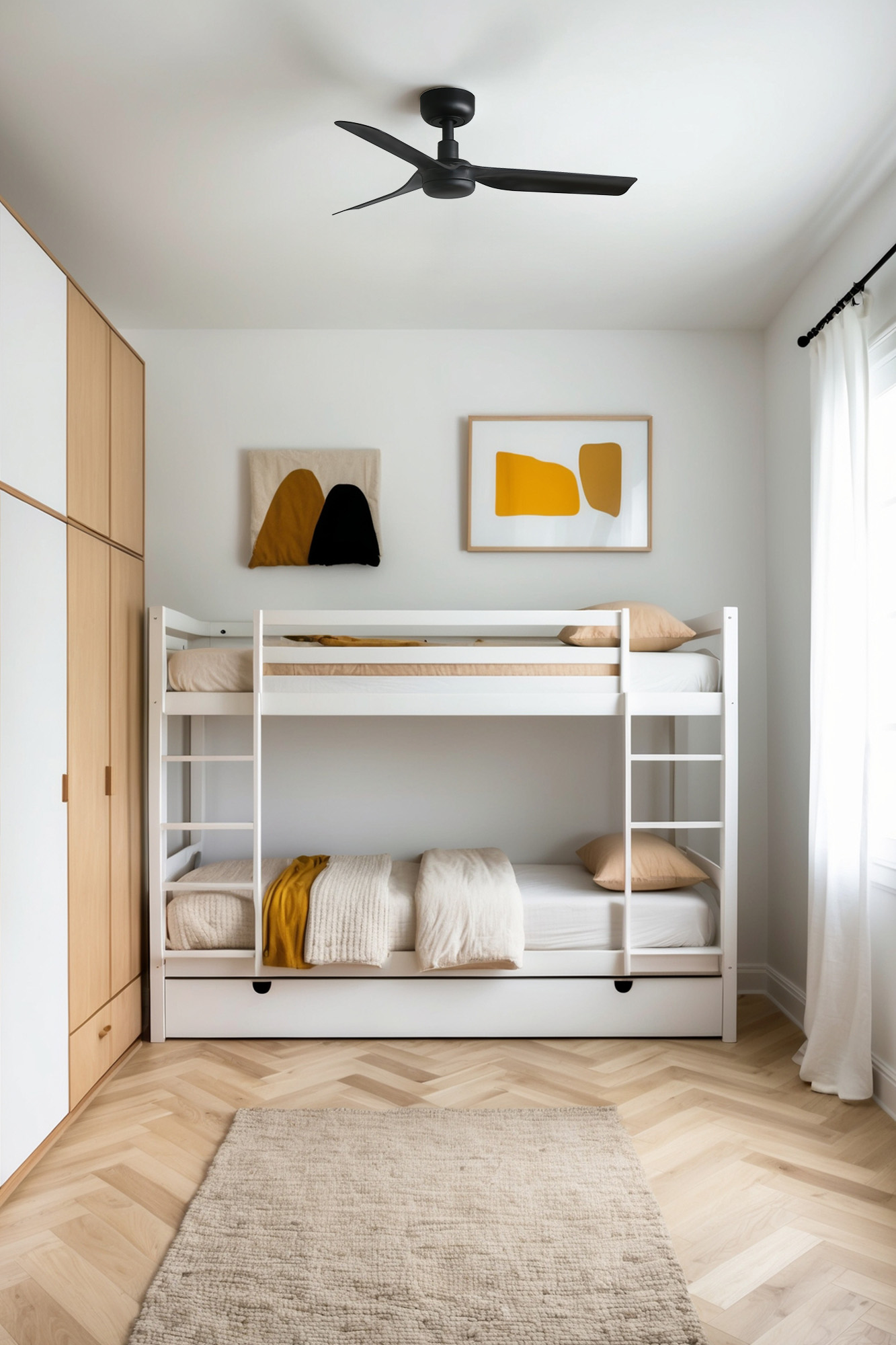 Un letto a castello in una stanza. Ci sono due opere d'arte e un tappeto.