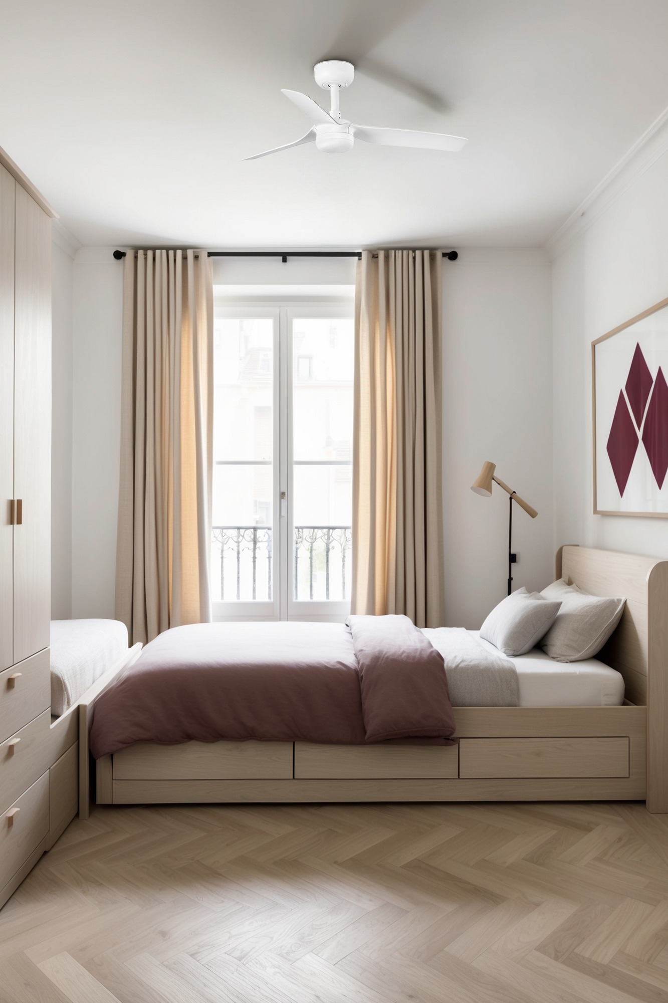 Schlafzimmer-Interieur mit Holzboden, zwei Betten, Vorhängen, Fenster und Deckenventilator.