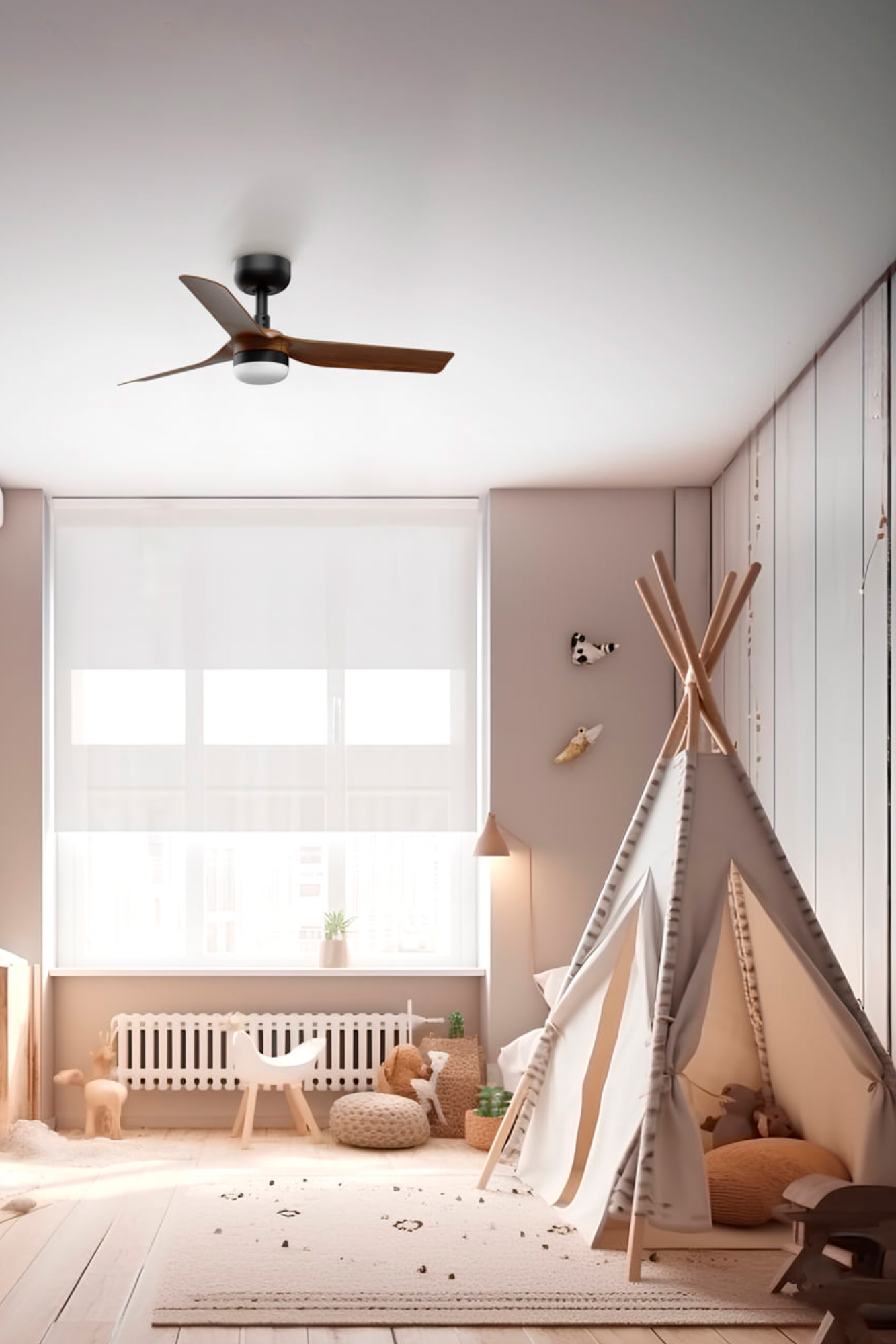 Stanza con ventilatore a soffitto, finestra e teepee. Colori tenui, luce naturale.