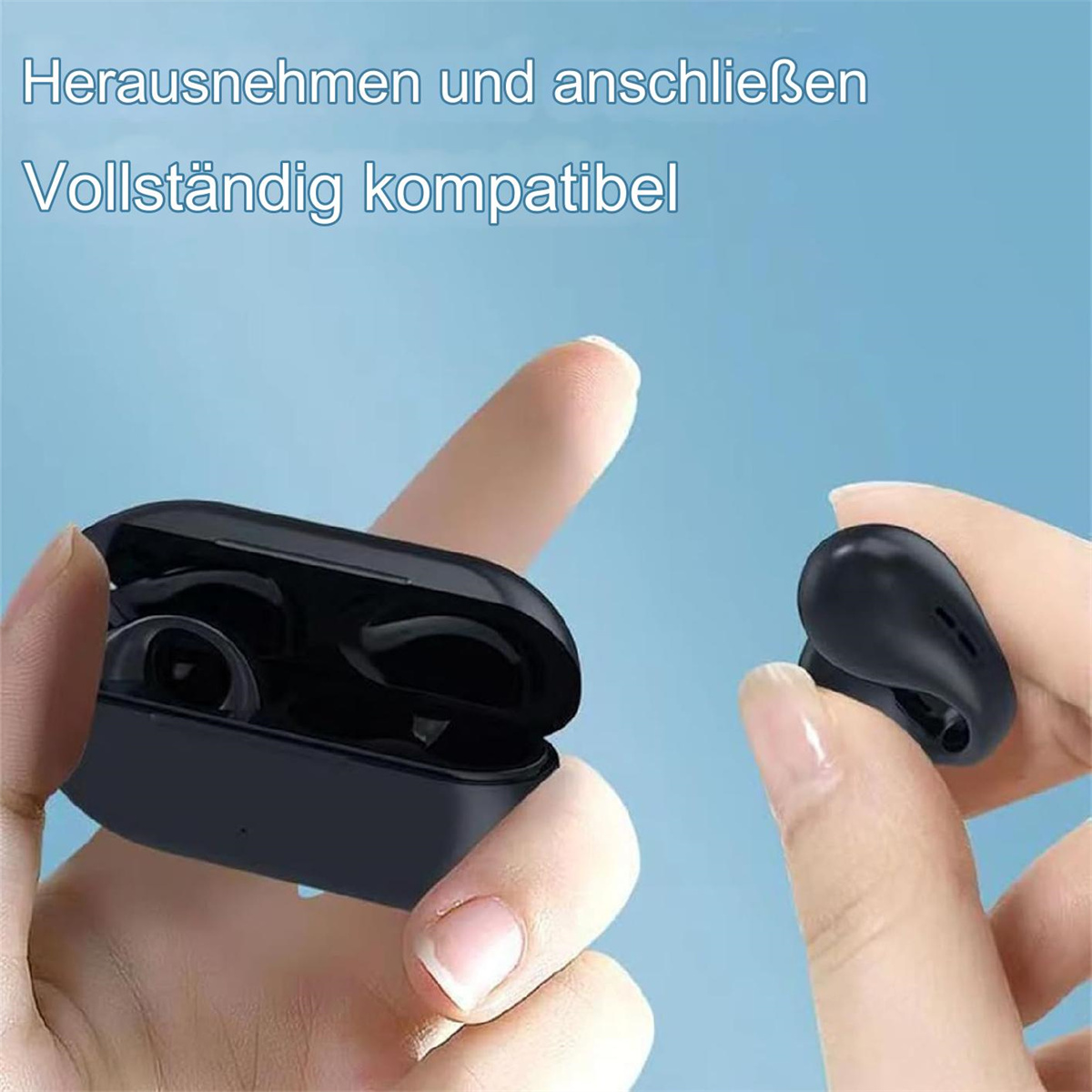Zwei schwarze Ohrhörer in einem schwarzen Gehäuse. Die Finger einer Person halten einen Ohrhörer. Blauer Hintergrund.
