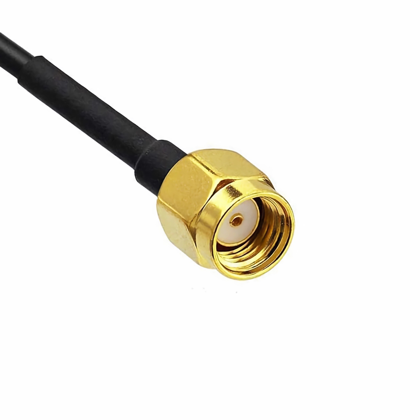 Schwarzes Kabel mit einem goldenen Stecker auf weißem Hintergrund.