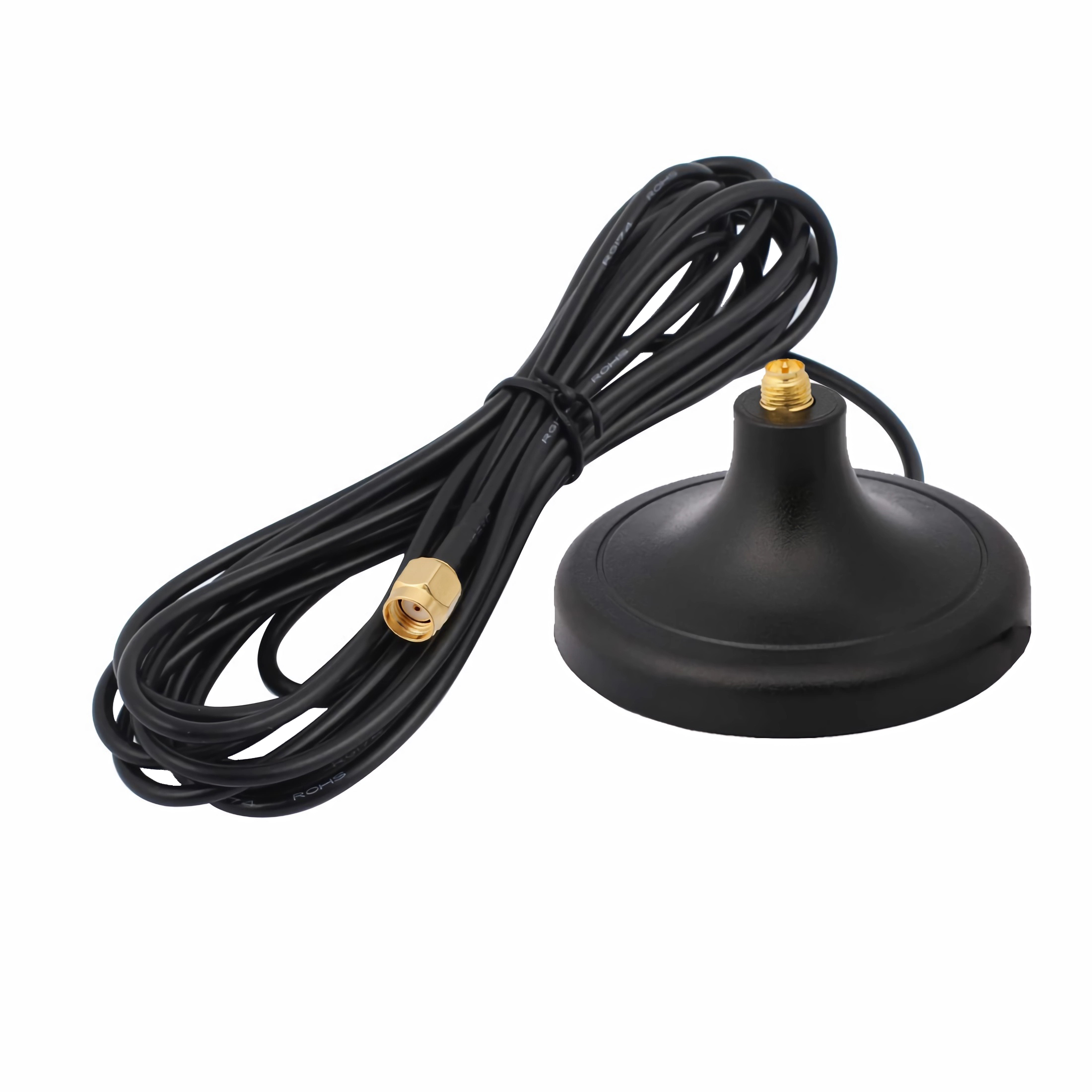 Schwarze Magnetantenne mit Kabel. Das Kabel ist umwickelt. Weißer Hintergrund.