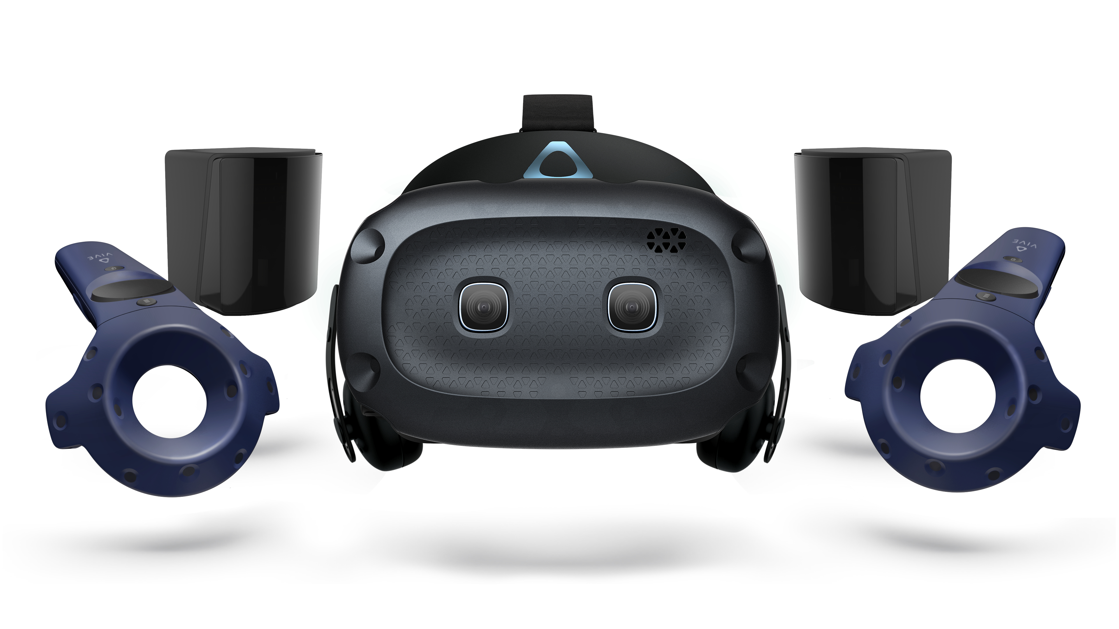 VR-Headset mit Controllern und Basisstationen vor weißem Hintergrund, zeigt Virtual-Reality-Setup.
