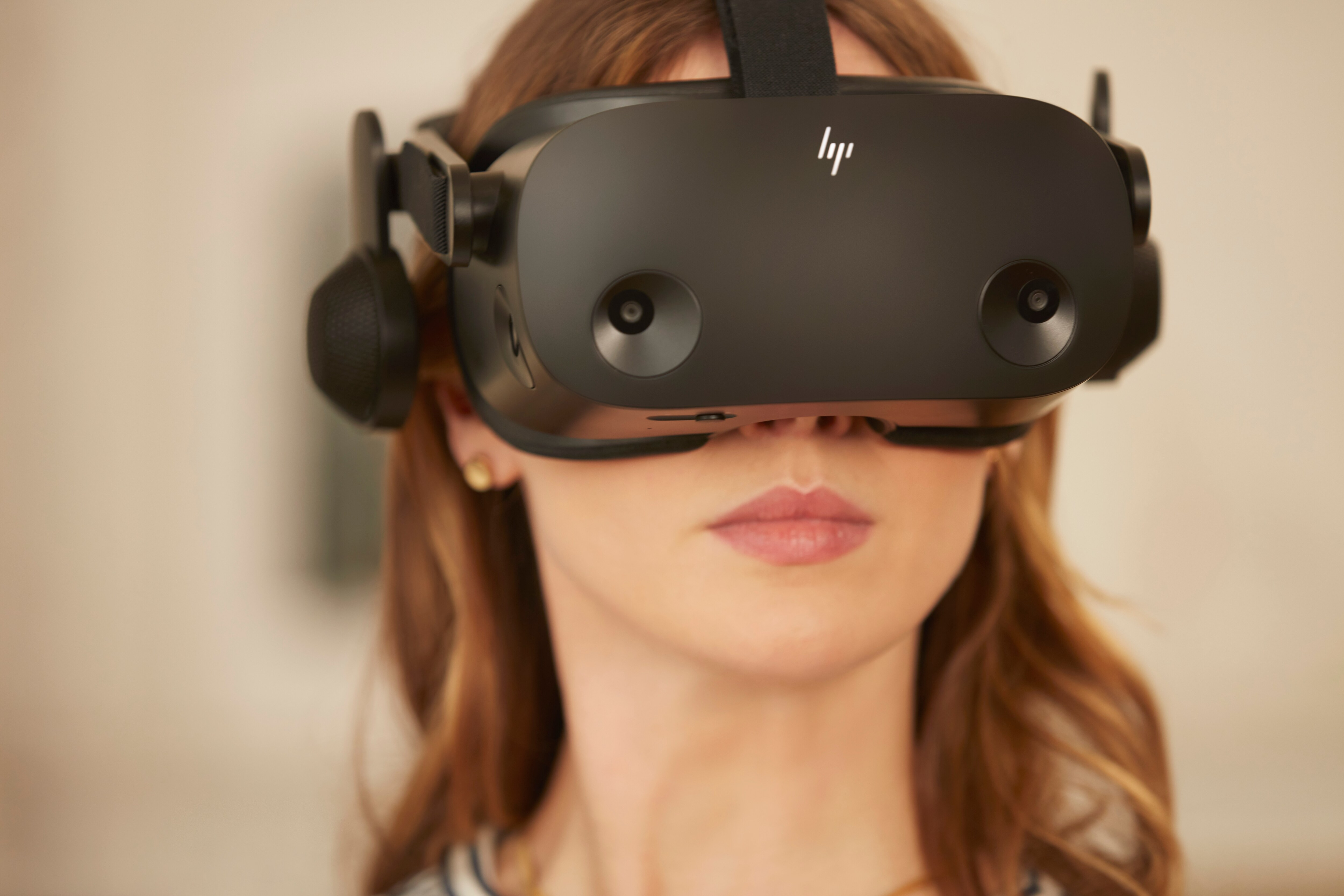 Frau trägt ein schwarzes HP VR-Headset, Nahaufnahme.