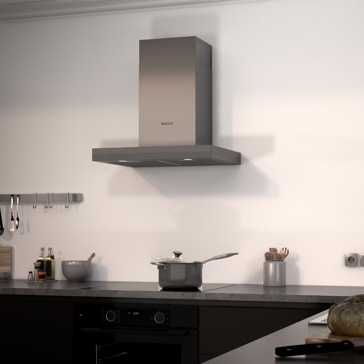 Une hotte aspirante en acier inoxydable est montée sur un mur blanc au-dessus d'une table de cuisson avec une casserole.