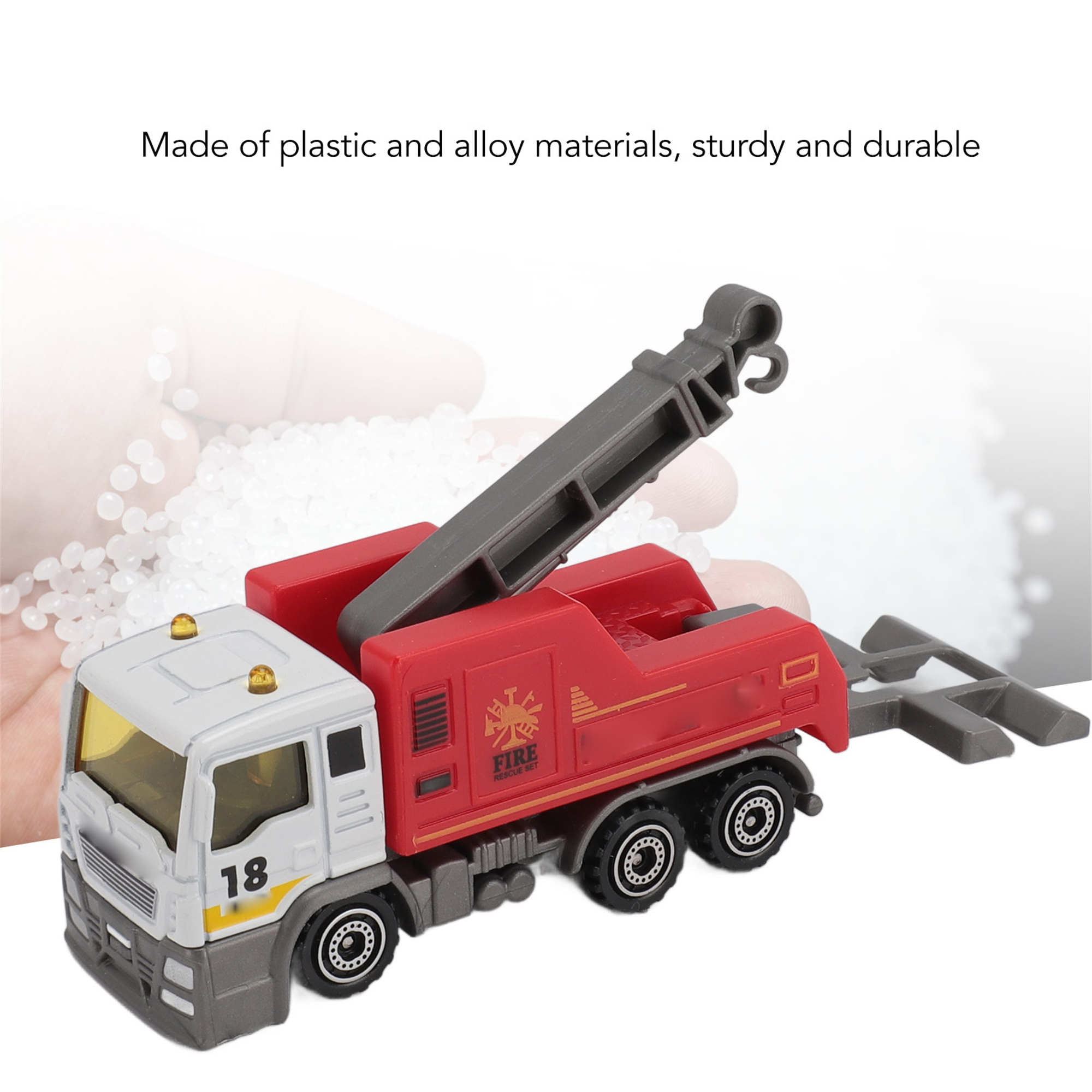 Ein Spielzeug-Feuerwehrwagen, weiß und rot, mit einem grauen Kranarm.