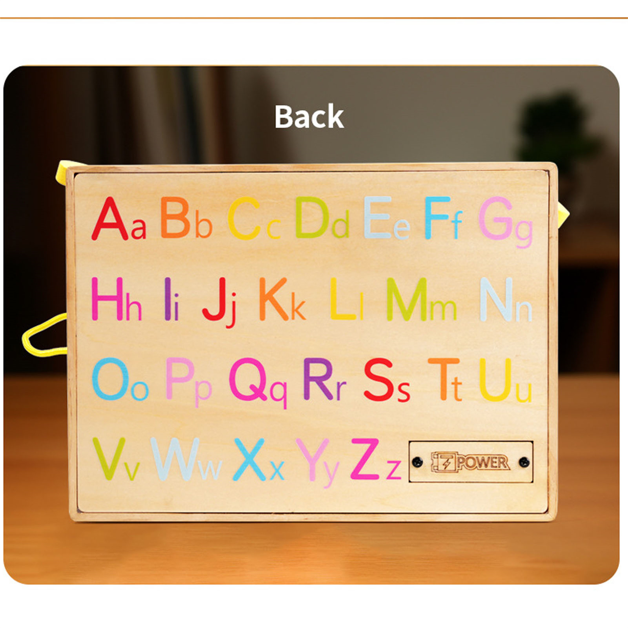 Holztafel mit farbigen Buchstaben von A-Z und einem Energiesymbol. Das Wort 'Back' steht oben.