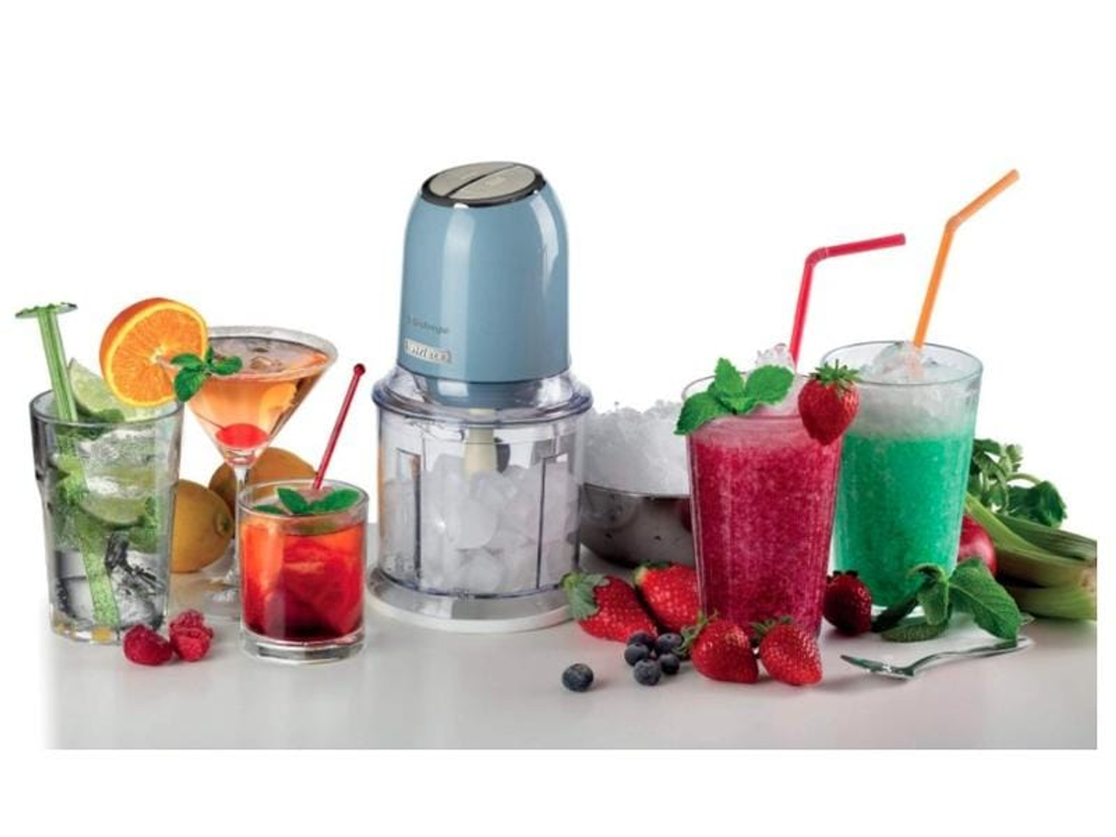 Çeşitli içeceklerle blender: kokteyller, meyve ve pipetlerle smoothie'ler.