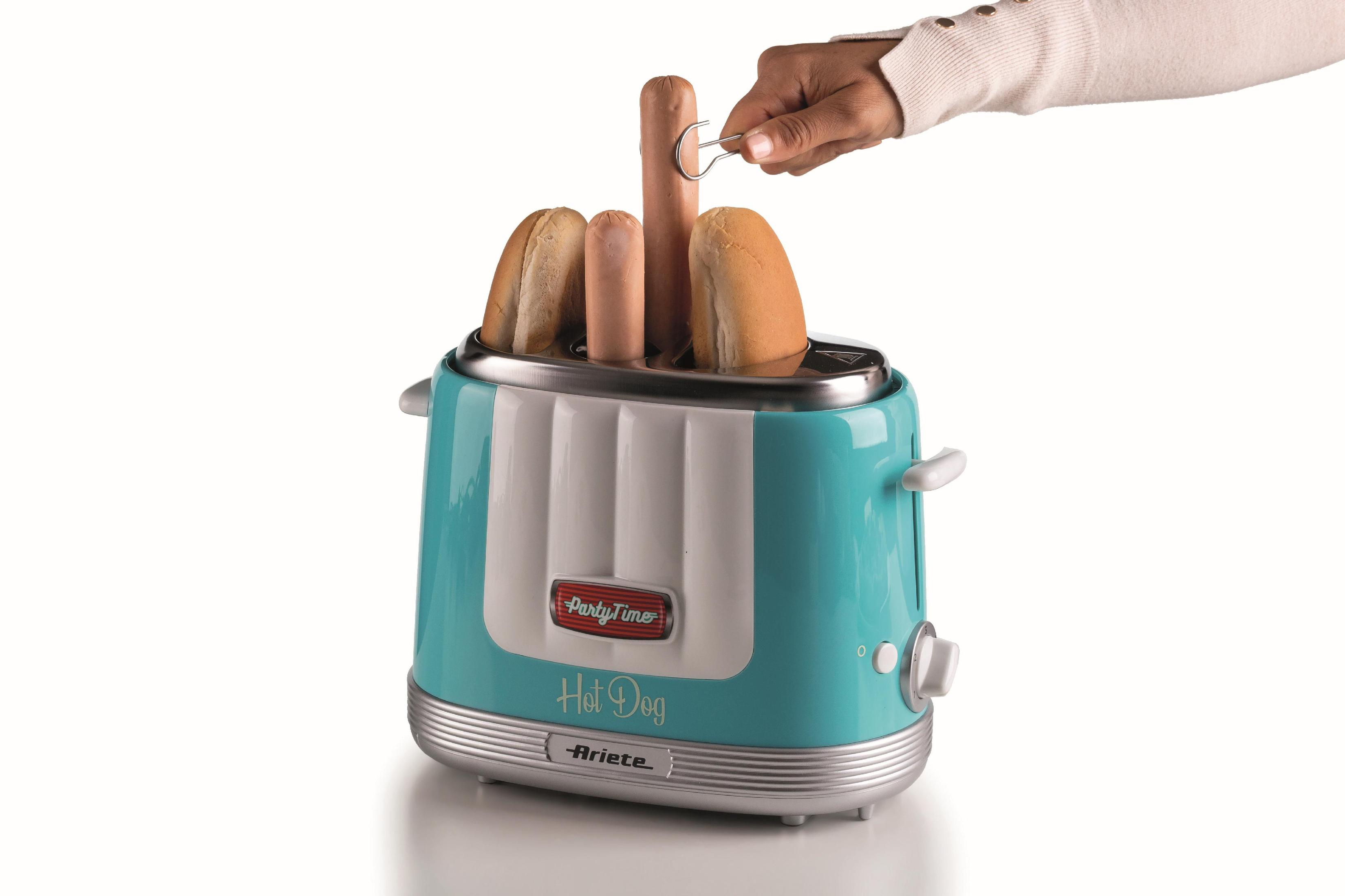 Een turquoise hotdog toaster. Een hand met een tang en hotdogs.