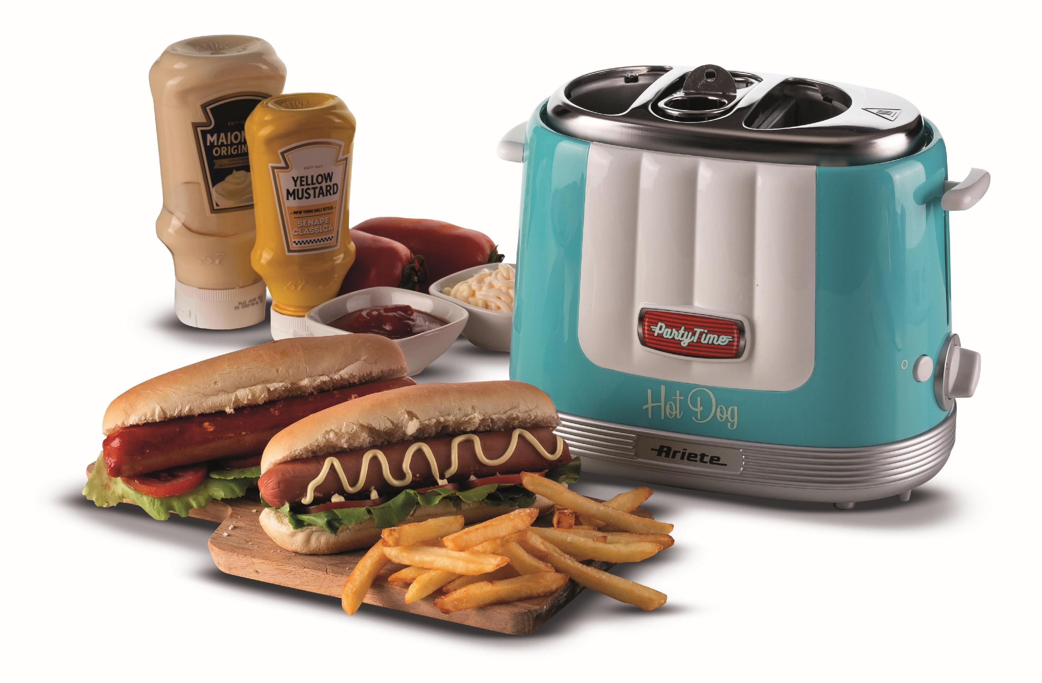 Hotdogs, friet en een hotdogmaker op een wit oppervlak. Mayonaise en mosterd.