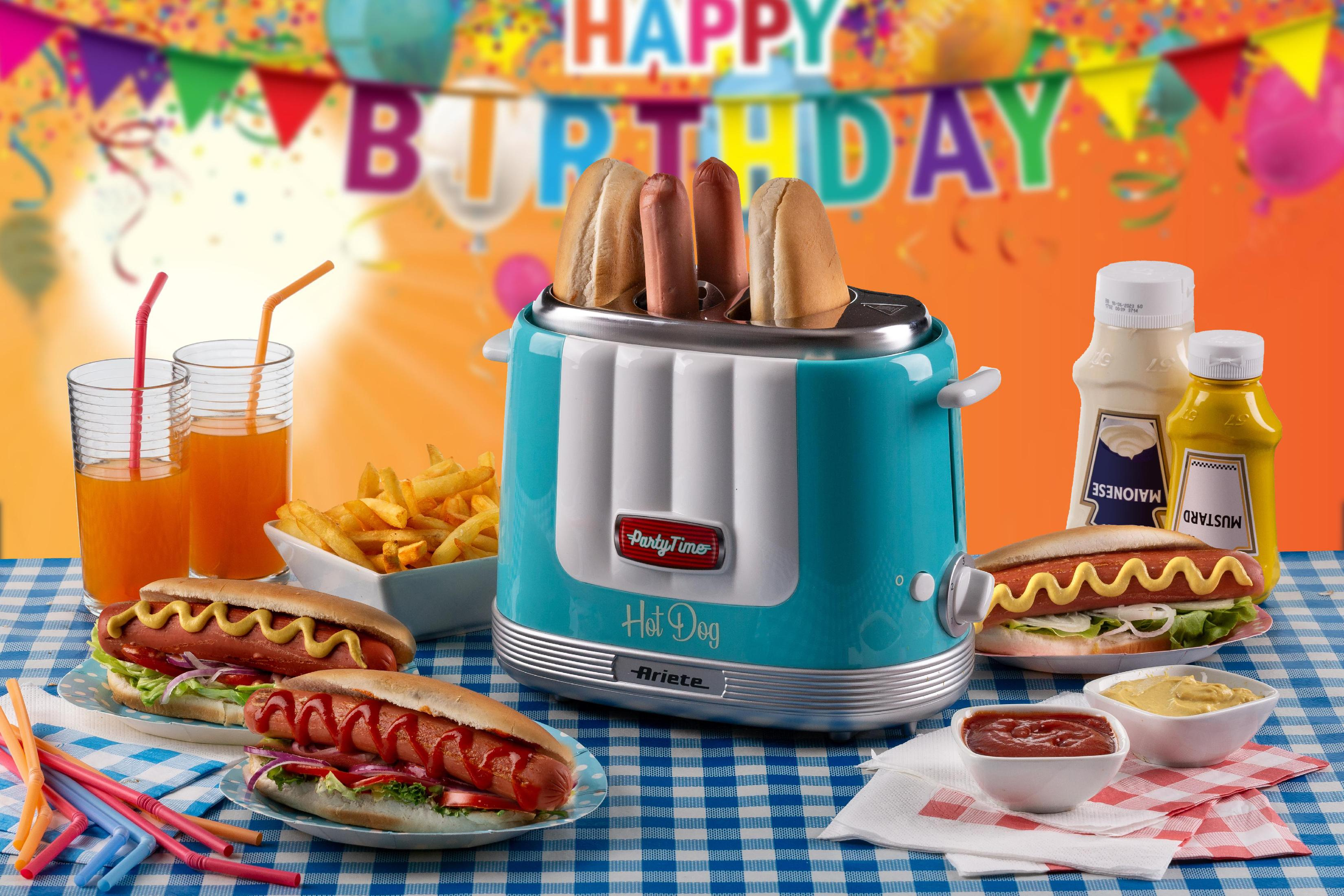 Feestthema met hotdogs, drankjes en een hotdogmaker. Kleurrijke achtergrond.