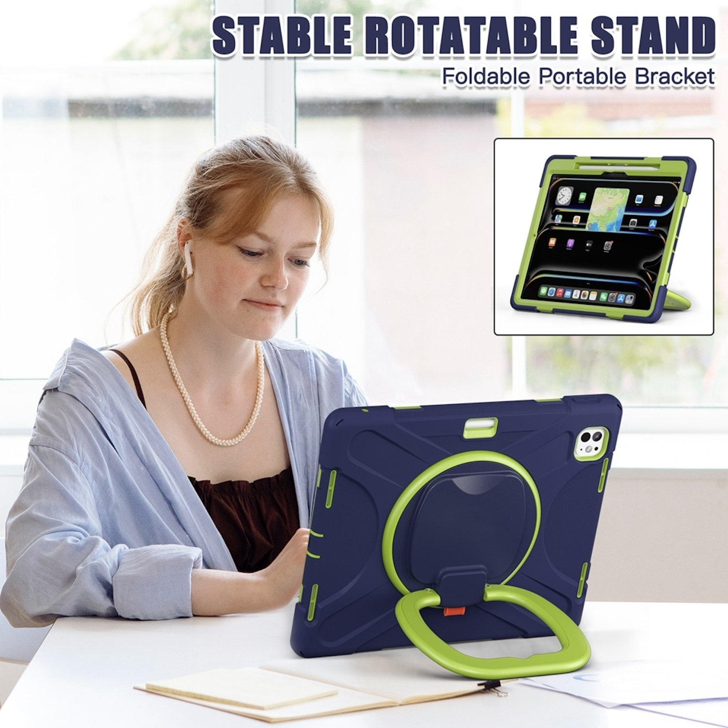 Eine Frau benutzt ein Tablet in einer Hülle mit Ständer, auf einem Schreibtisch.