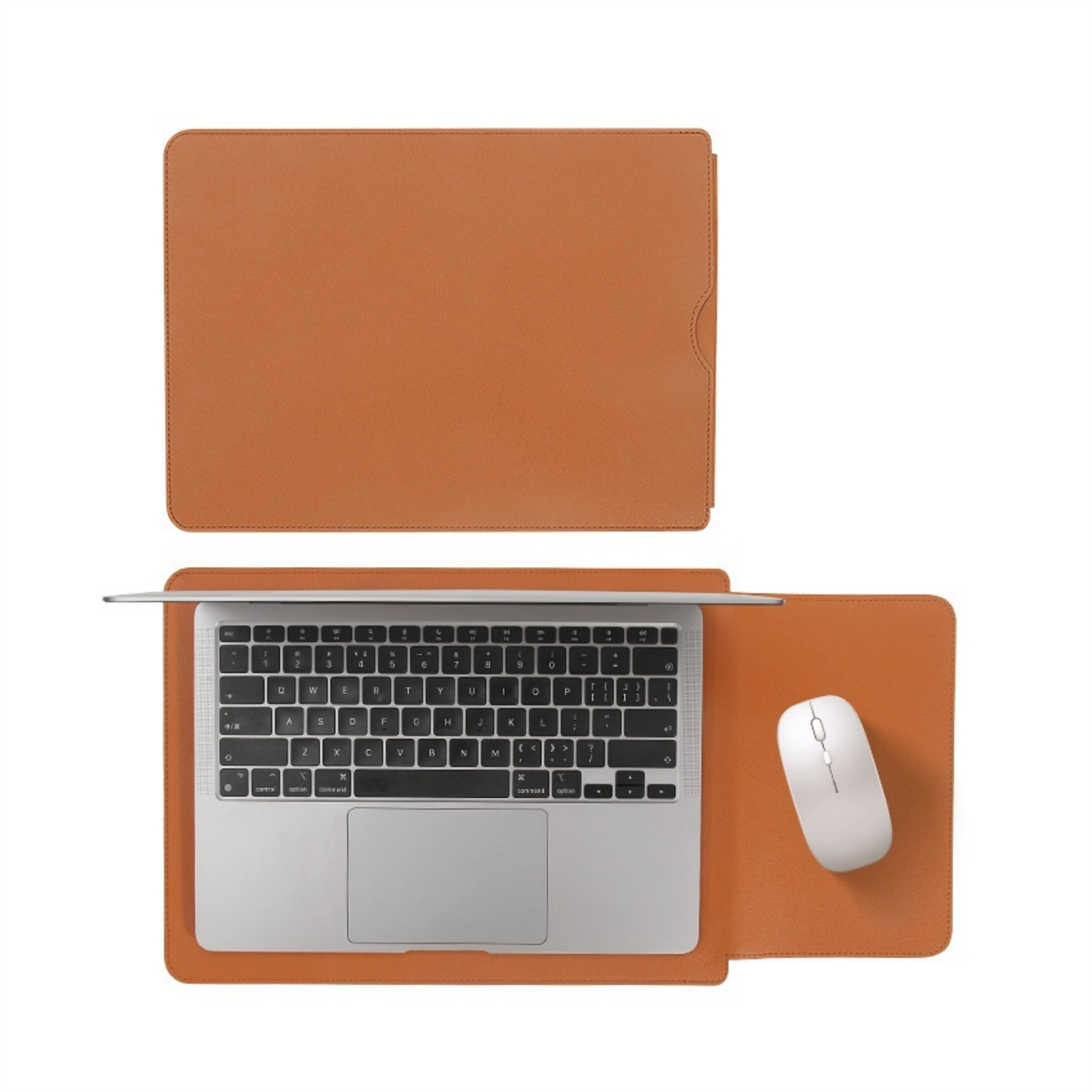 Laptop und Maus auf einer braunen Leder-Schreibtischunterlage, angeordnet auf weißem Hintergrund.