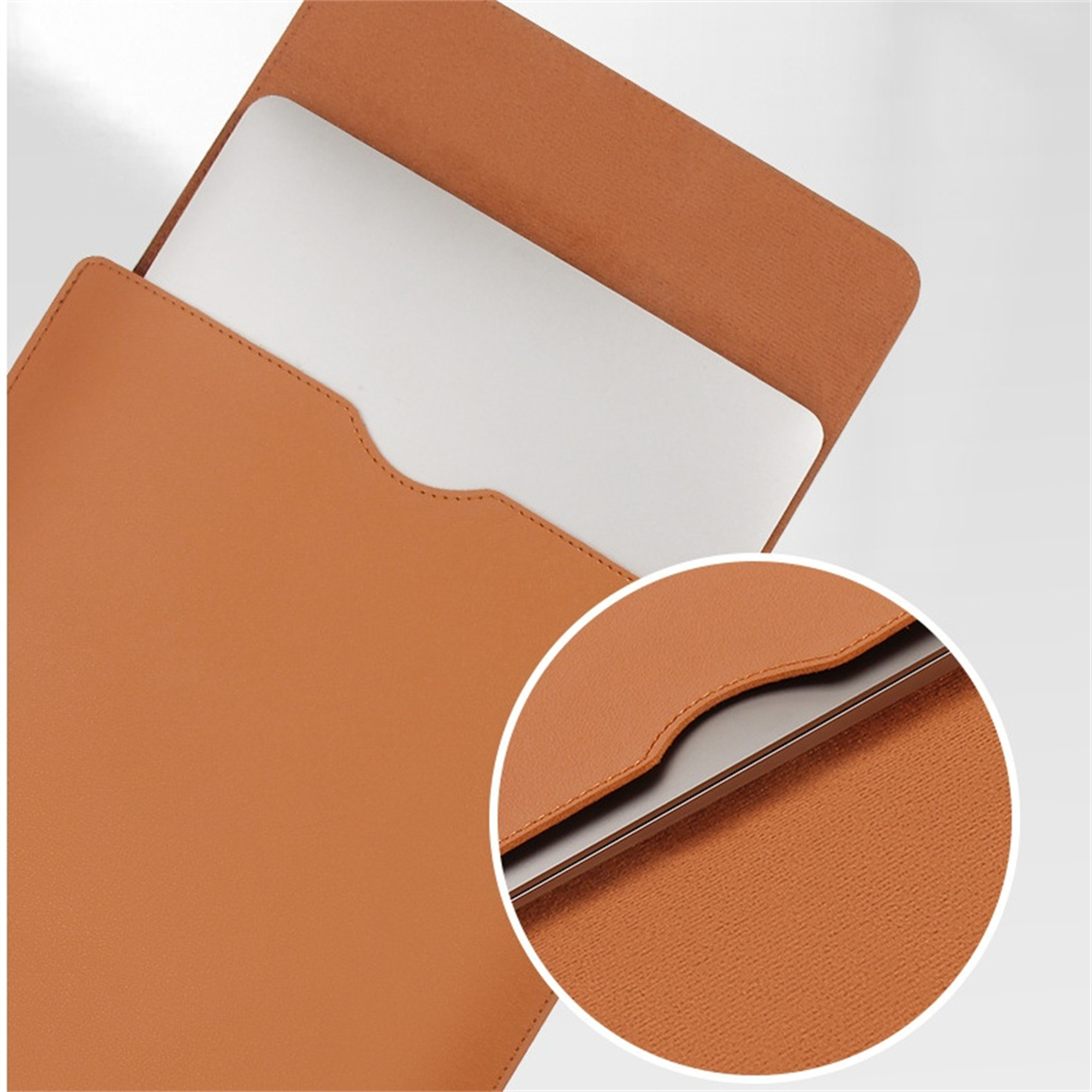 Eine braune Laptoptasche mit einem Laptop. Eine Nahaufnahme zeigt die Textur des Leders.