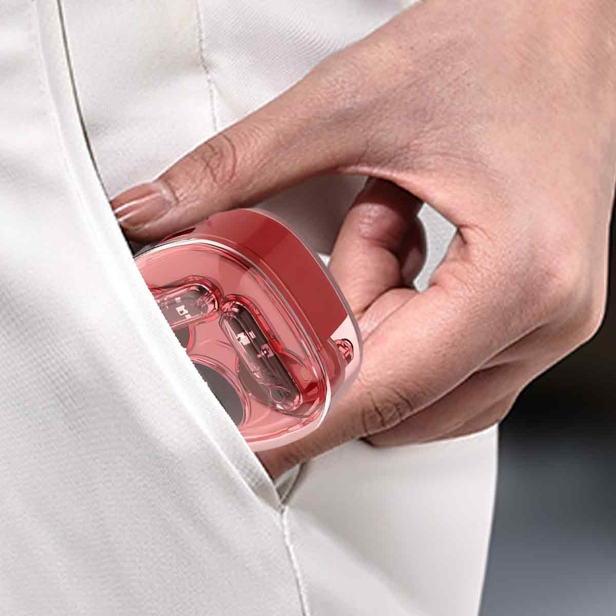 Ohrhörer in einem rosa Etui, in einer Tasche gehalten, weiße Hose.