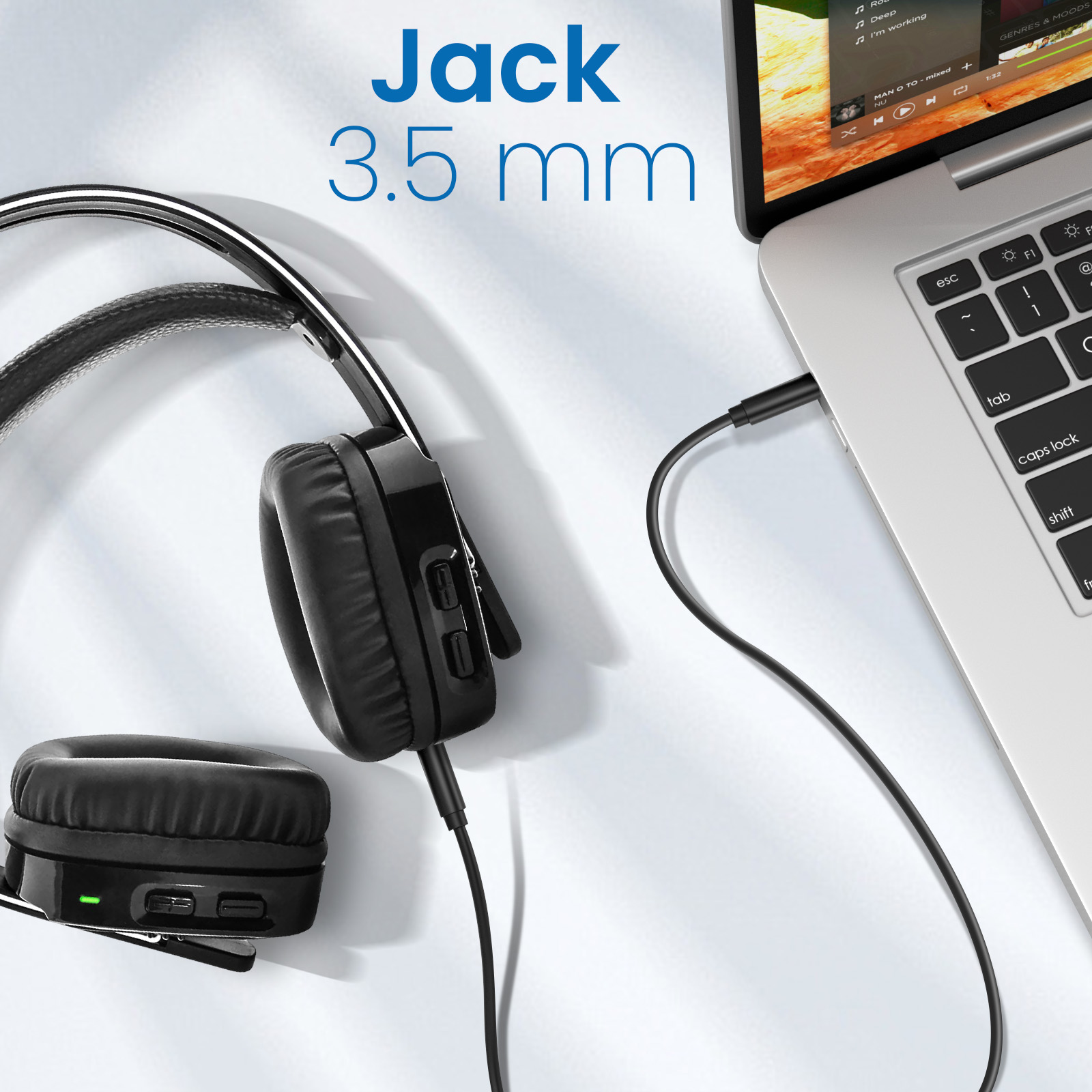 Schwarze Kopfhörer mit 3,5-mm-Klinke, die an einen Laptop angeschlossen sind. Der Laptop zeigt eine Musik-Playlist.