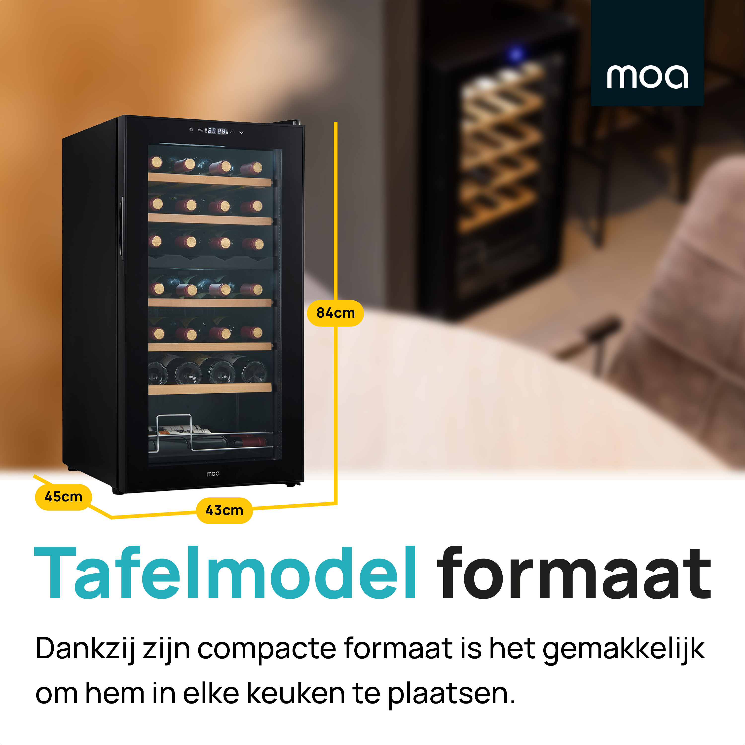 Black wine cooler with wine bottles inside. Dimensions are 45x43x84cm, text below is in Dutch.