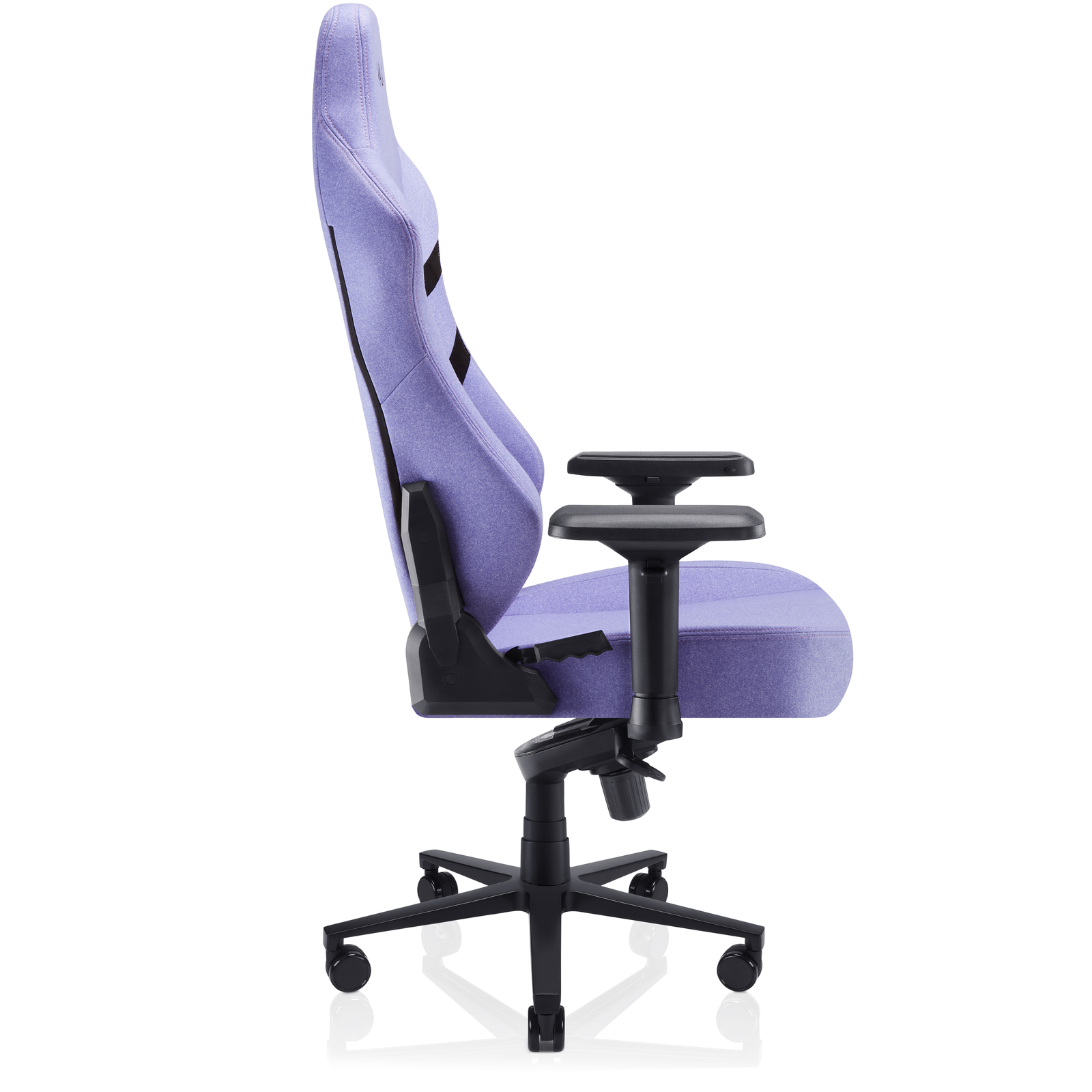 Vista lateral de una silla gaming lavanda con reposabrazos y base negros, fondo blanco.