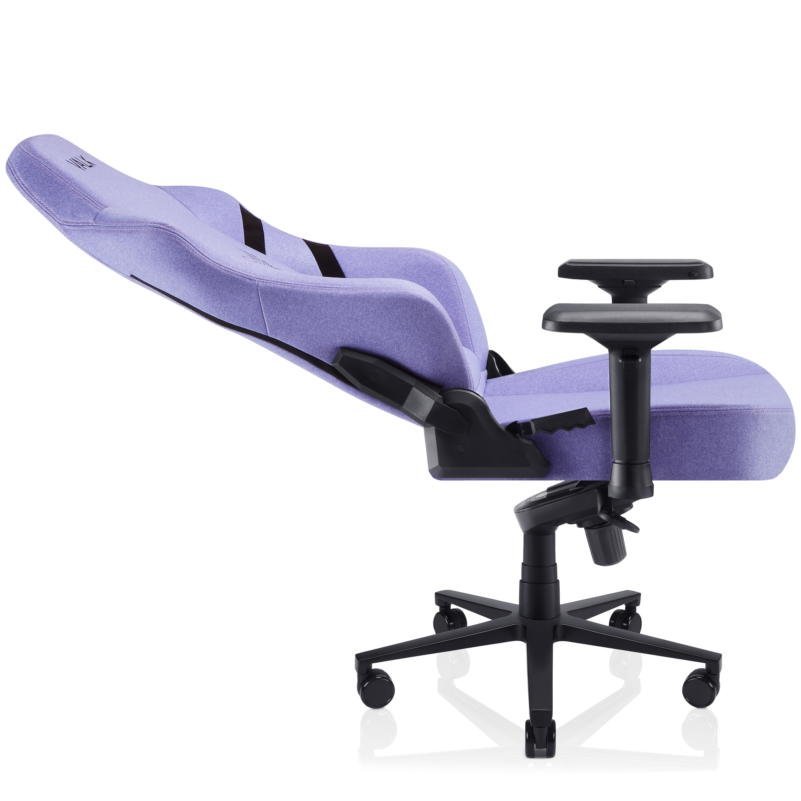 Silla gaming morada inclinada a la izquierda, con base y reposabrazos negros.