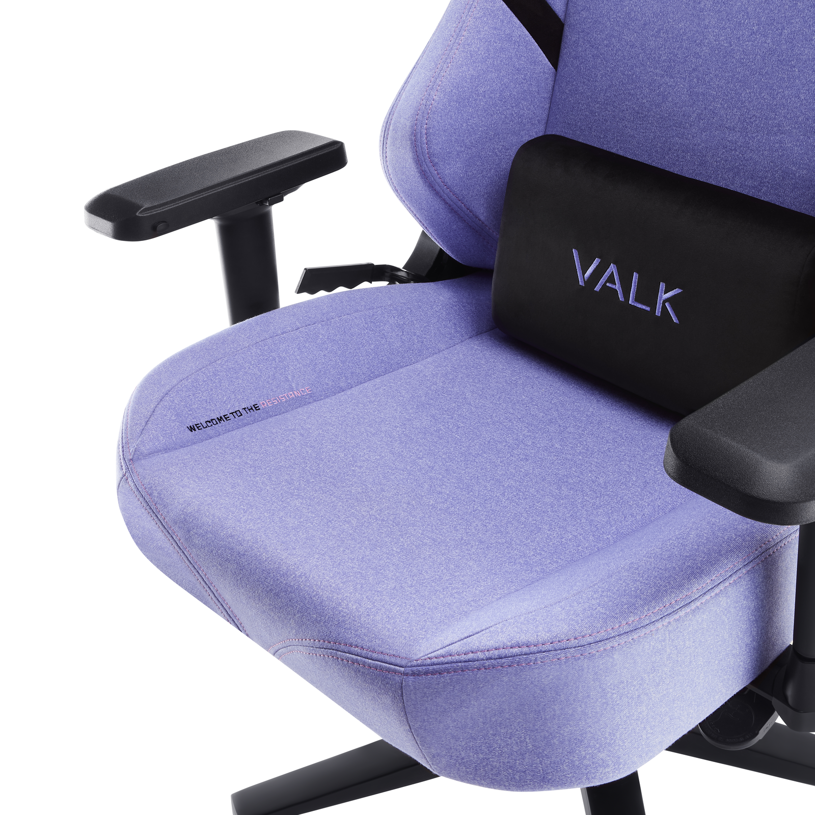 Silla gamer morada con reposabrazos negros y reposacabezas negro con la palabra VALK.