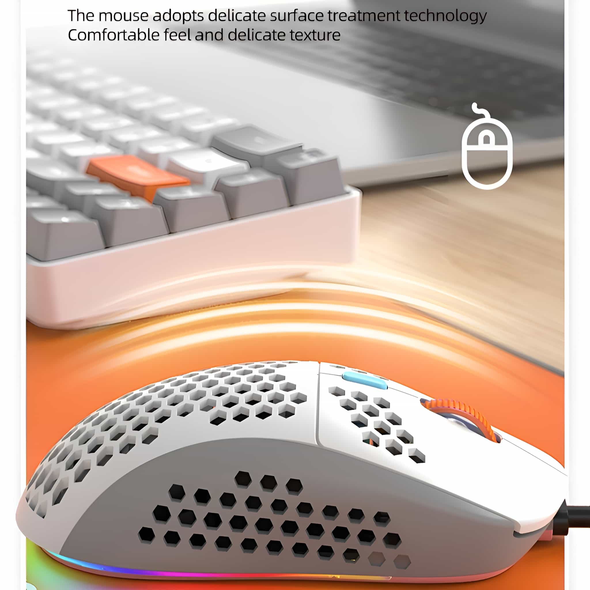 Weiße Maus mit Wabenmuster. Sie liegt auf einem Mauspad, im Hintergrund eine Tastatur.