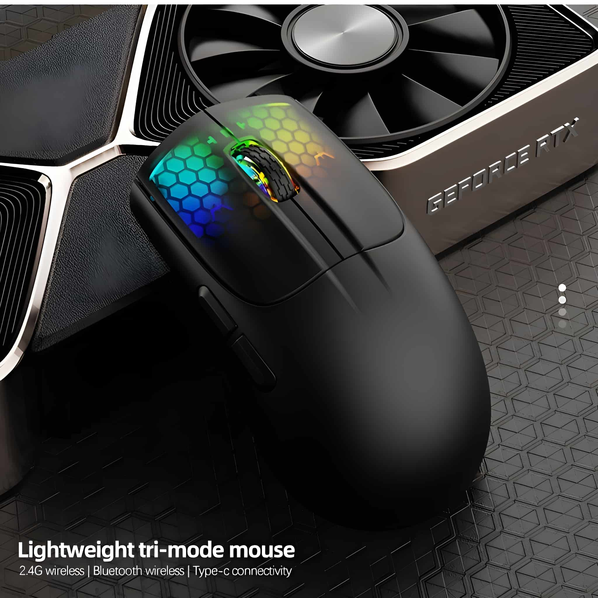 Schwarze Gaming-Maus mit RGB-Lichtern neben GPU.