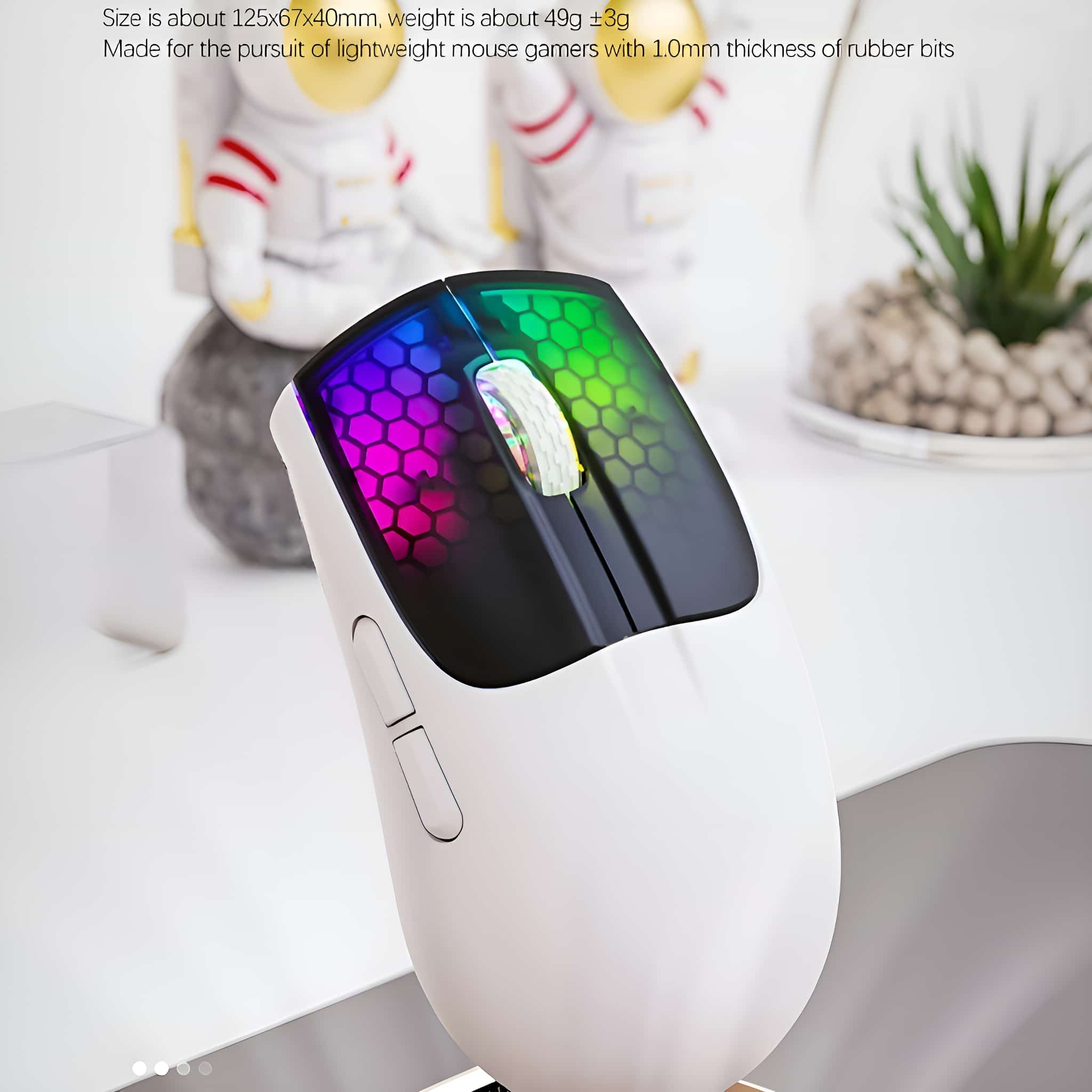 Weiße Gaming-Maus mit RGB-Beleuchtung, Nahaufnahme. Tasten an der Seite.