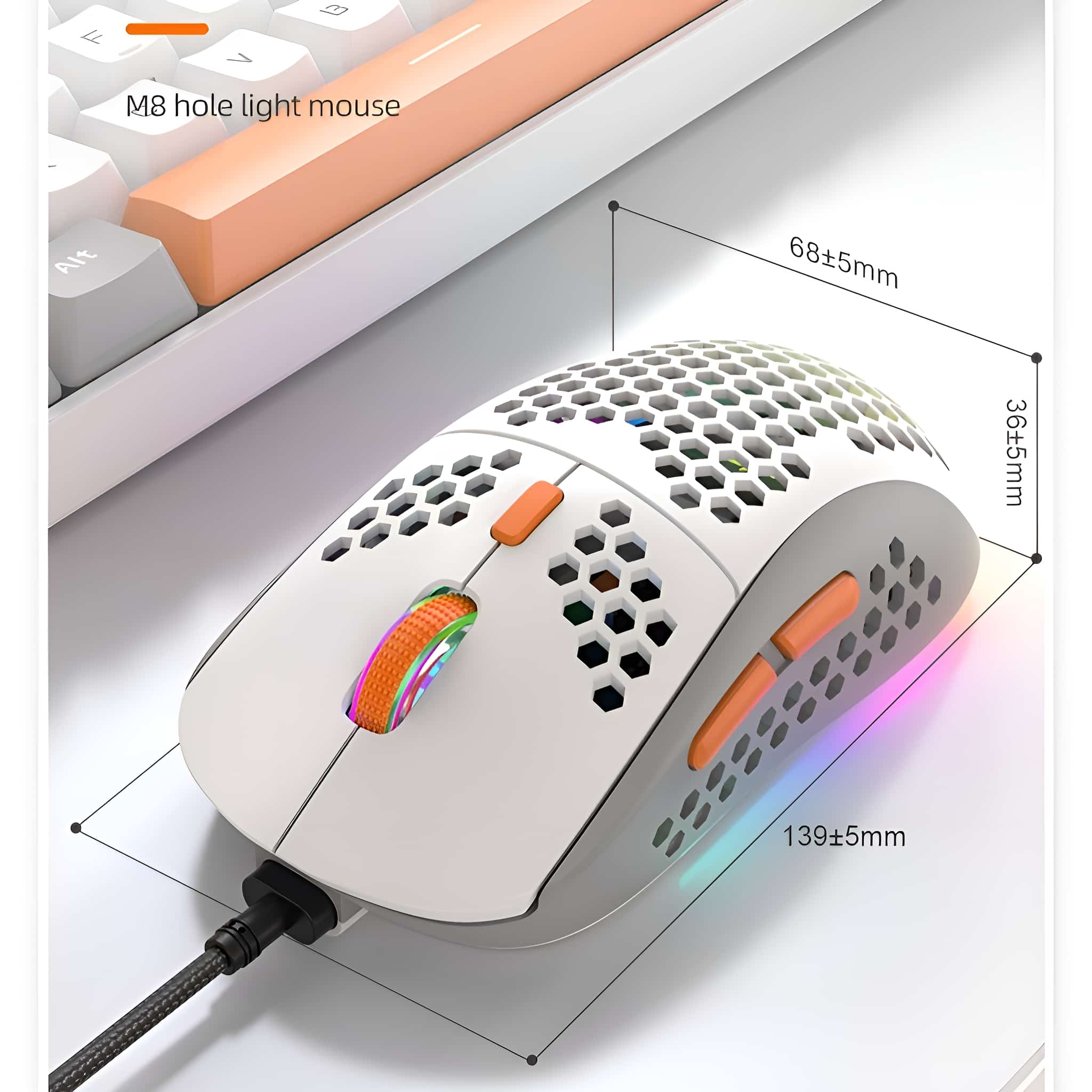Weiße Gaming-Maus mit orangenen Akzenten und Wabenmuster. Abmessungen sind beschriftet.