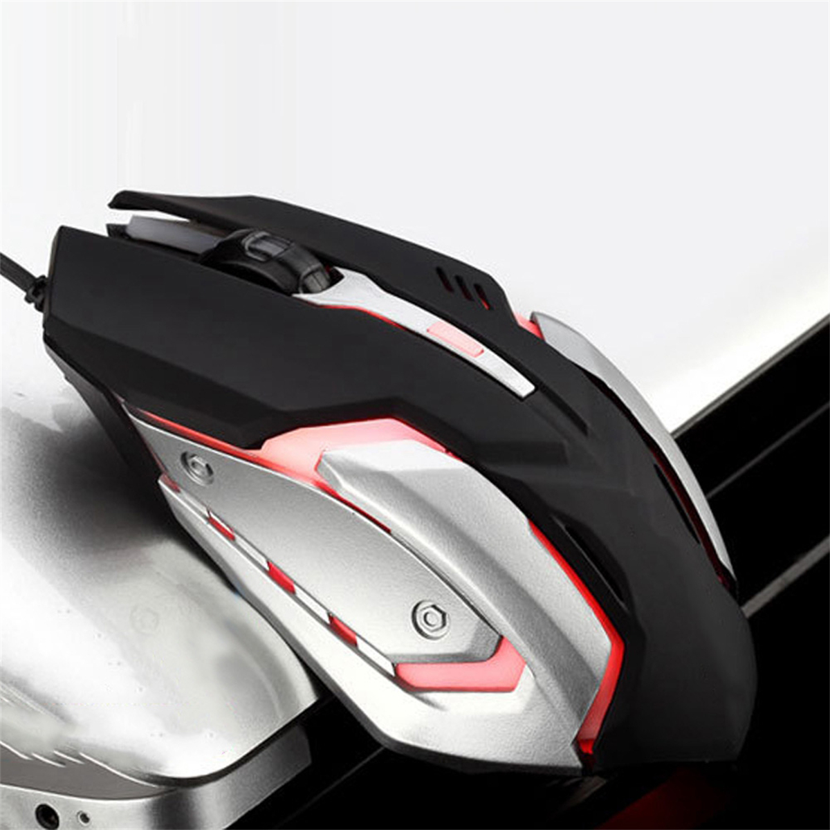 Schwarze und silberne Gaming-Maus mit roten Lichtdetails. Winkelansicht.