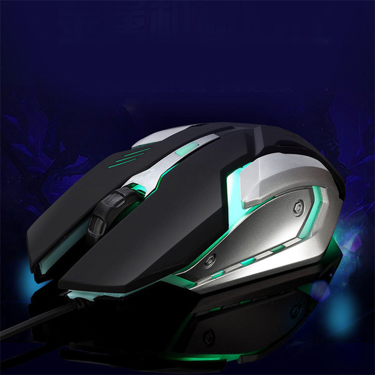 Gaming-Maus mit schwarzen und silbernen Farben. Grüne Lichter sind vorhanden.