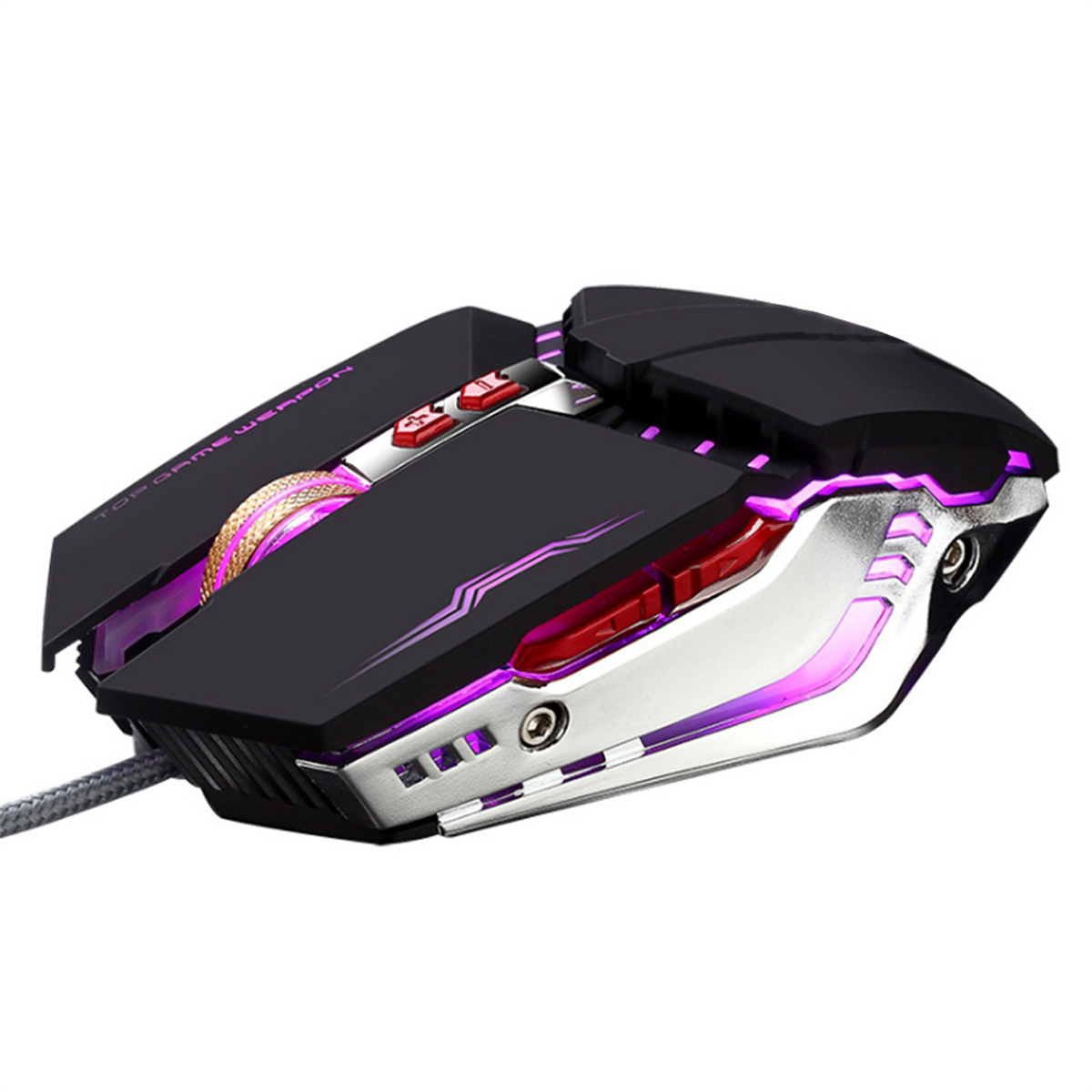 Eine schwarze und silberne Gaming-Maus mit roten Knöpfen und lila Beleuchtung, schräge Ansicht auf Weiß.