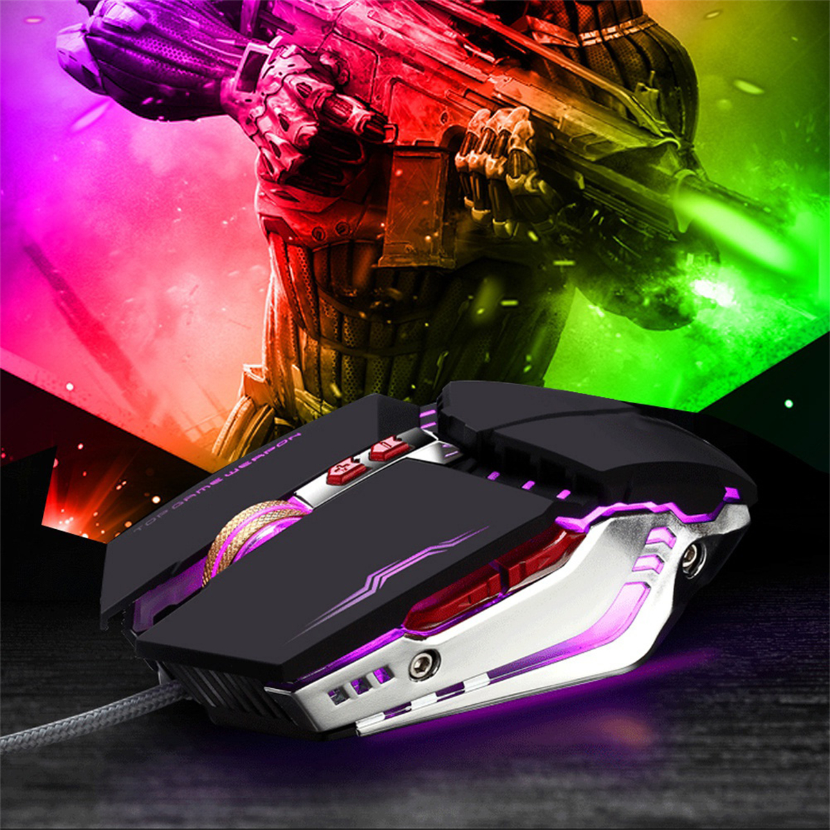 Gaming-Maus mit einem schwarzen und silbernen Gehäuse mit farbigen Lichtern.